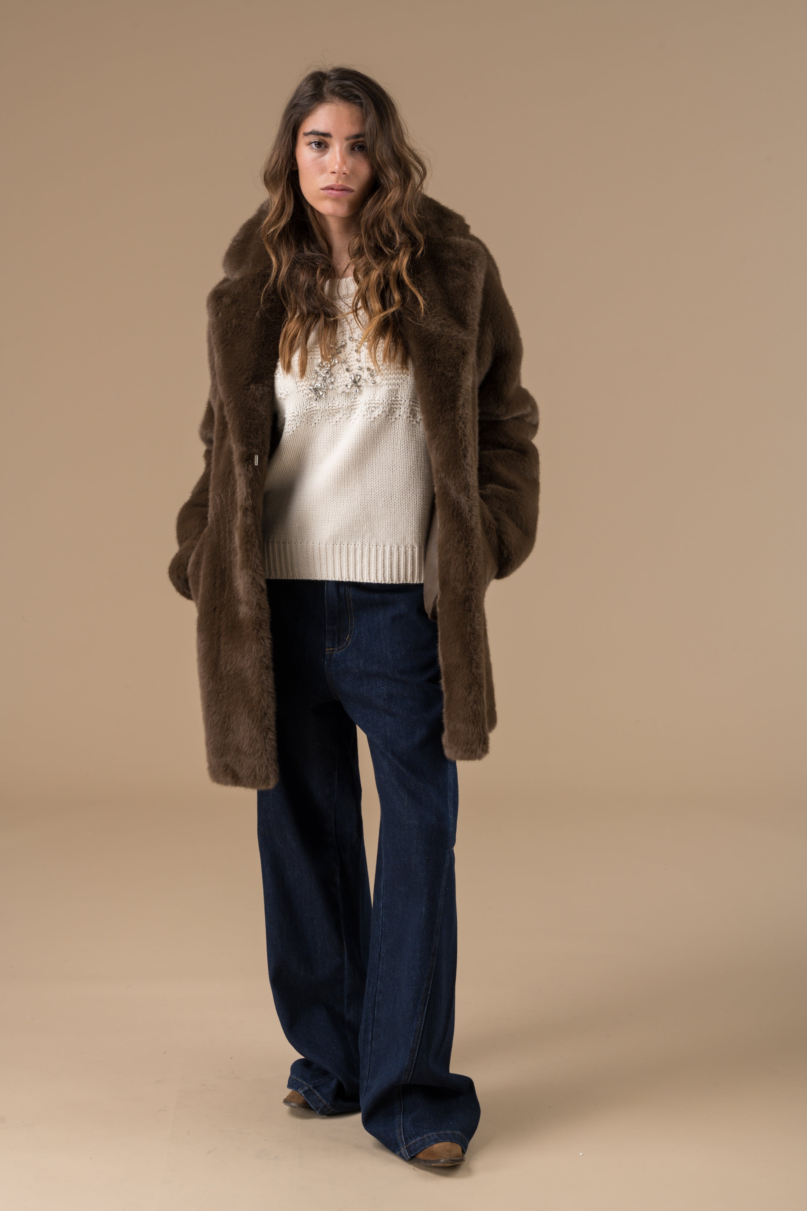 Veste Fourrure Femme Tatiana Chocolat – Adoré Paris | Manteau Hiver Doux & Élégant