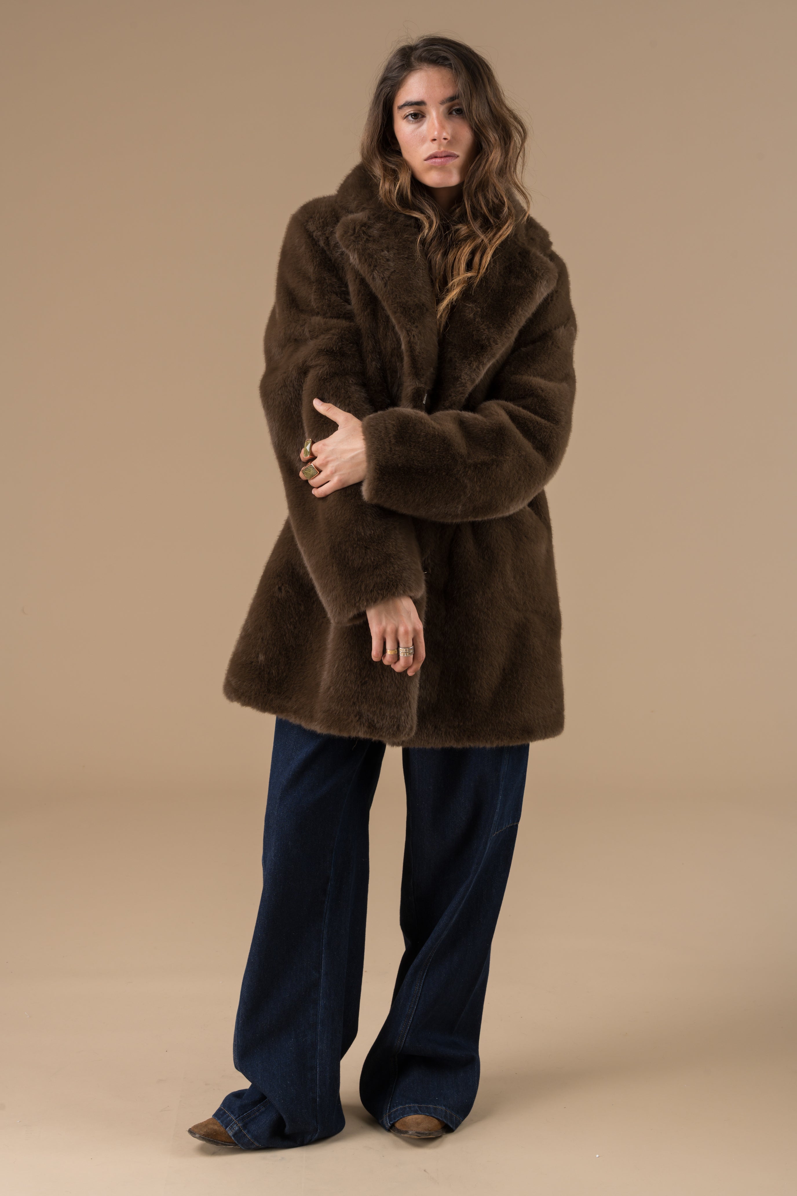 Veste Fourrure Femme Tatiana Chocolat – Adoré Paris | Manteau Hiver Doux & Élégant