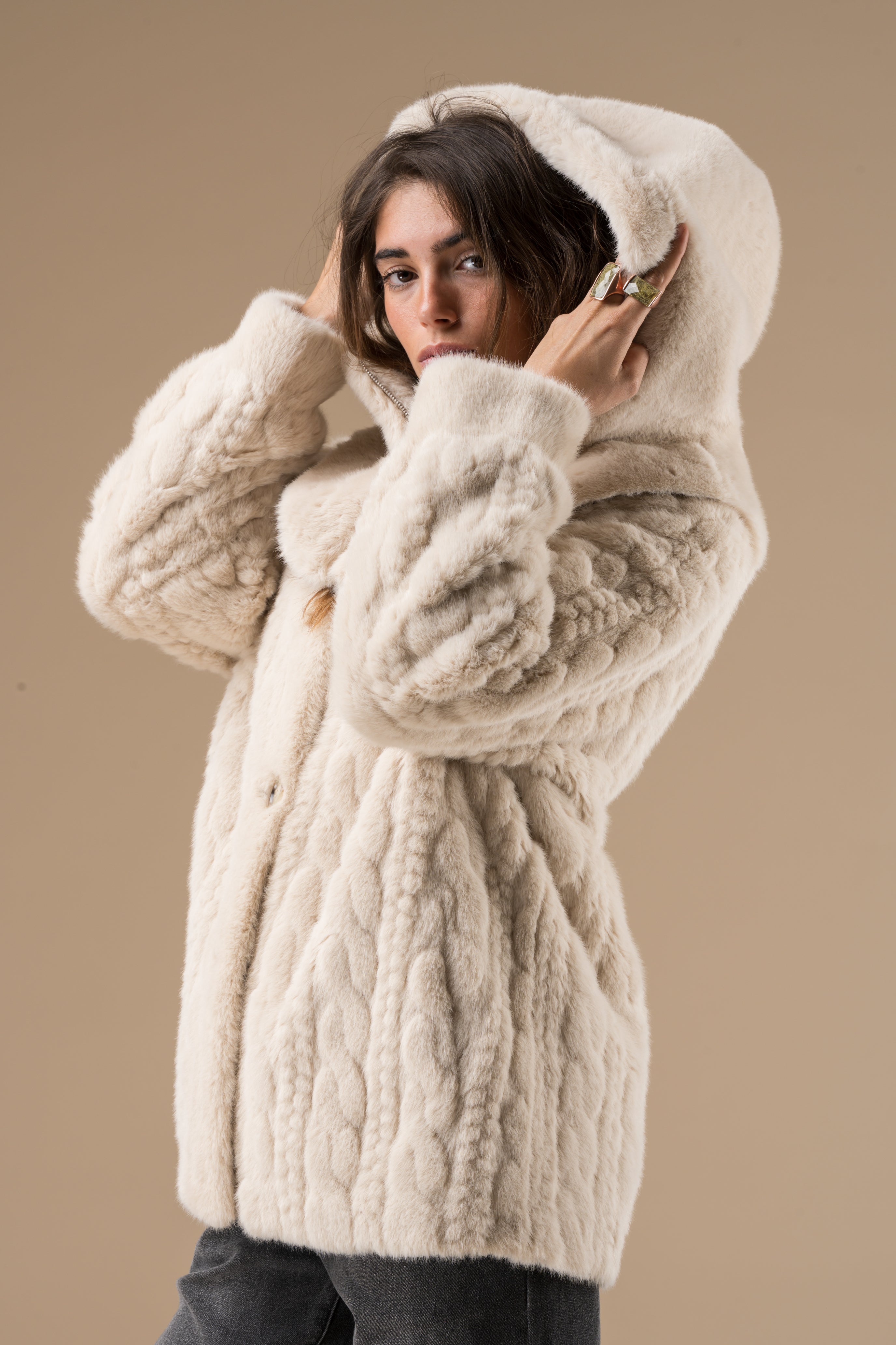 Cagoule en fausse fourrure Beige Adoré Paris femme – hiver chaud et élégant