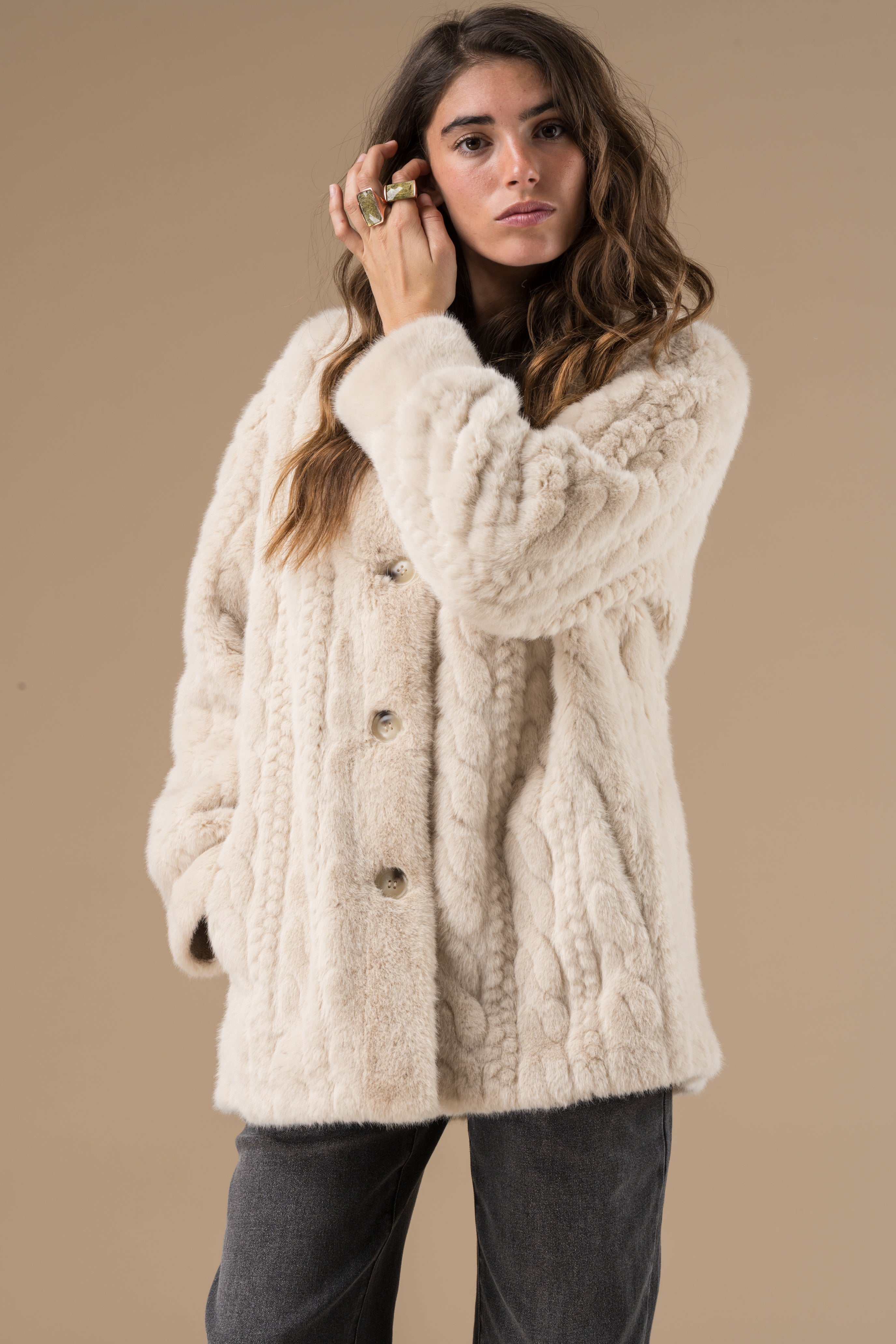 Veste Fausse Fourrure Ecru Femme – Veronica Adoré Paris | Douce, Chaude, Élégante – Manteaux Hiver Urban Chic