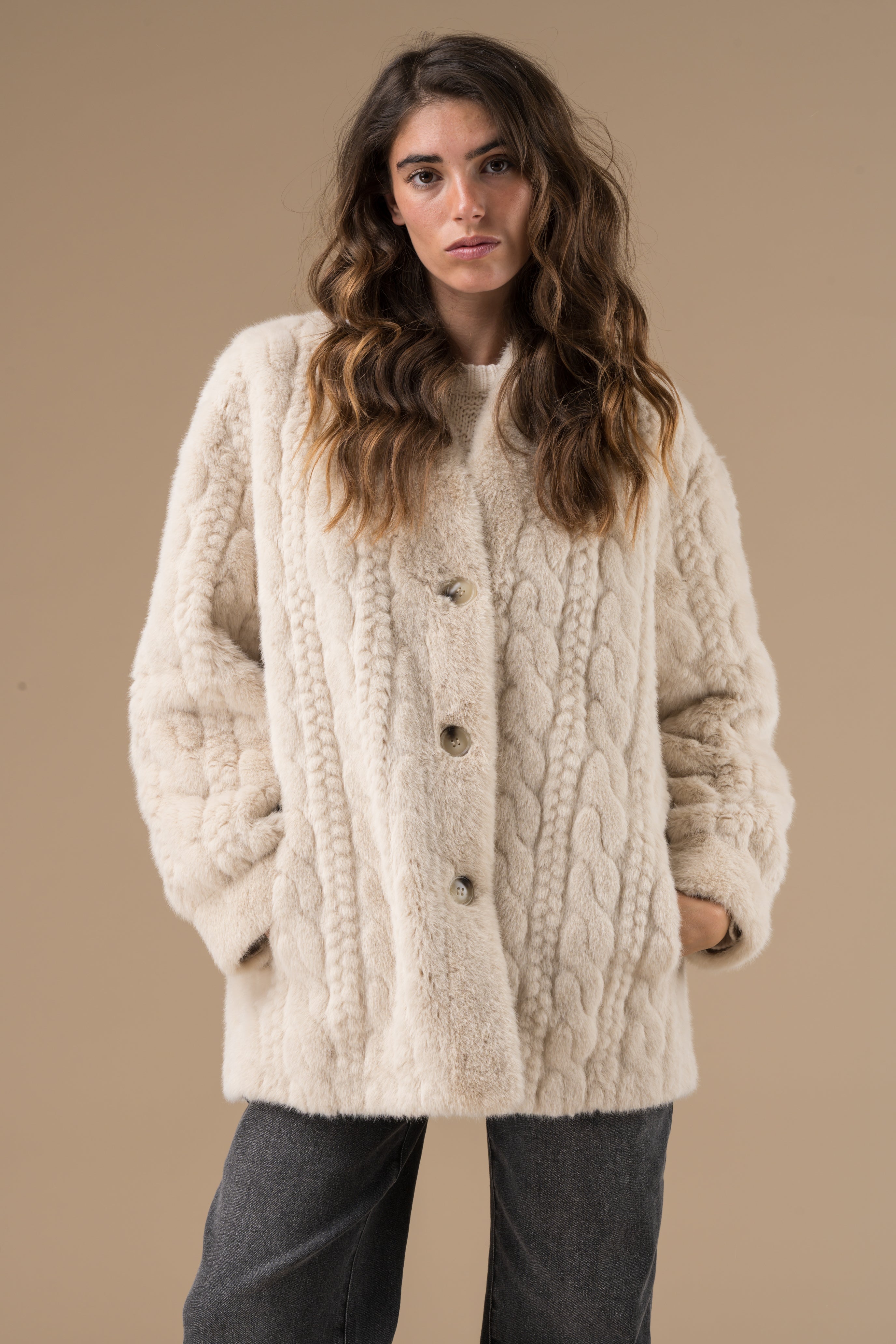 Veste Fausse Fourrure Ecru Femme – Veronica Adoré Paris | Douce, Chaude, Élégante – Manteaux Hiver Urban Chic