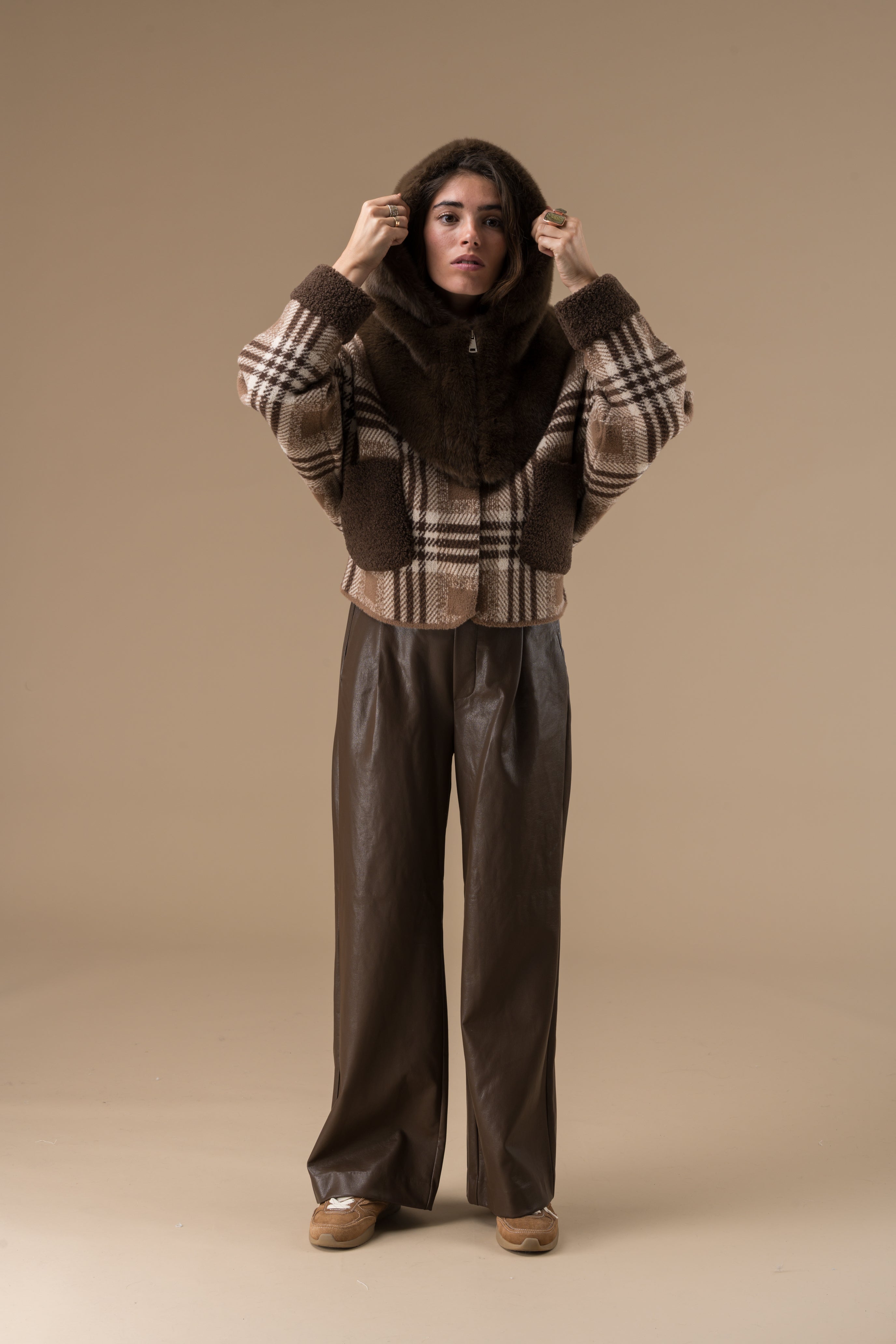 Cagoule en fausse fourrure chocolat Adoré Paris femme – hiver chaud et élégant