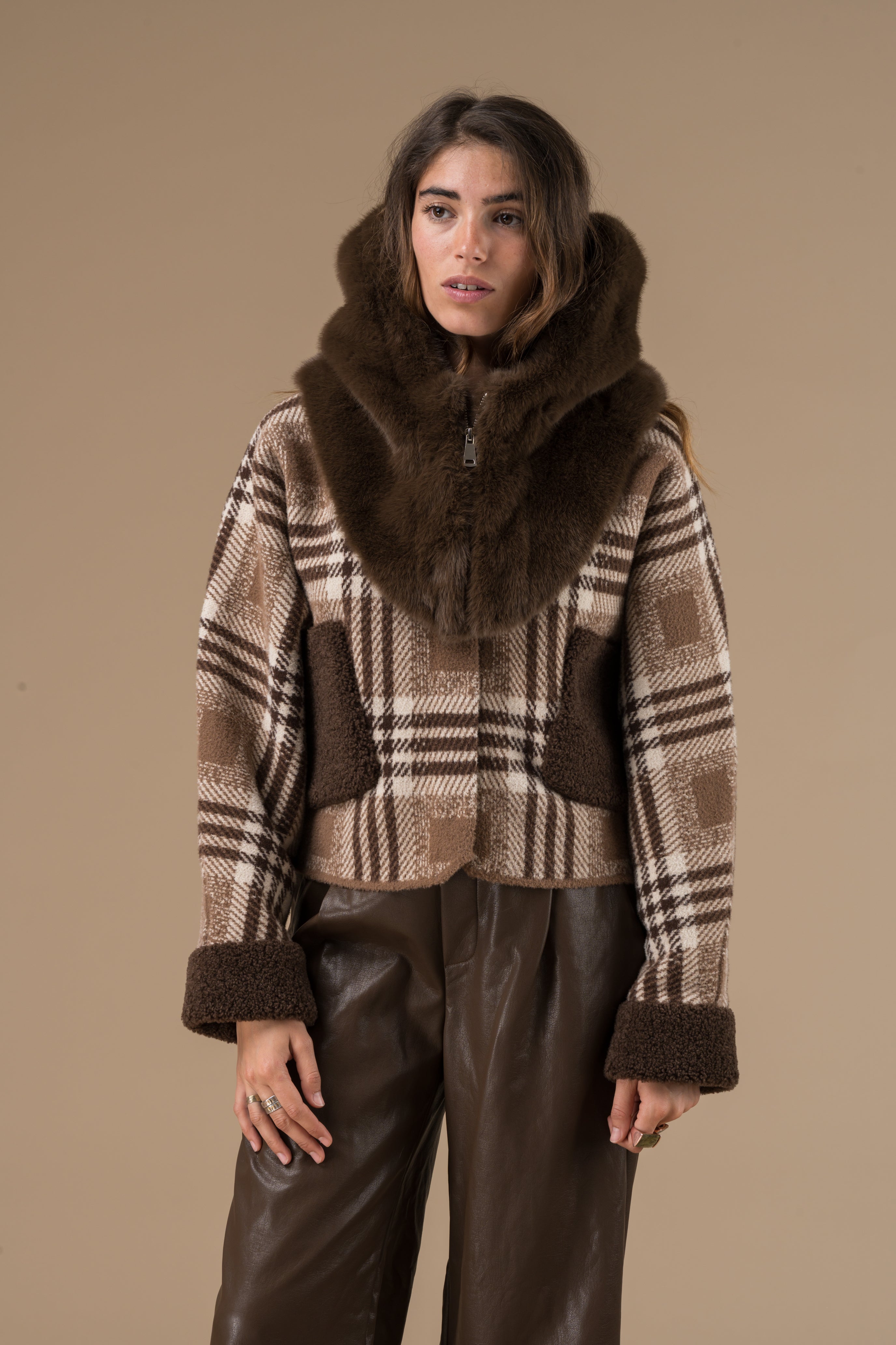 Cagoule en fausse fourrure chocolat Adoré Paris femme – hiver chaud et élégant