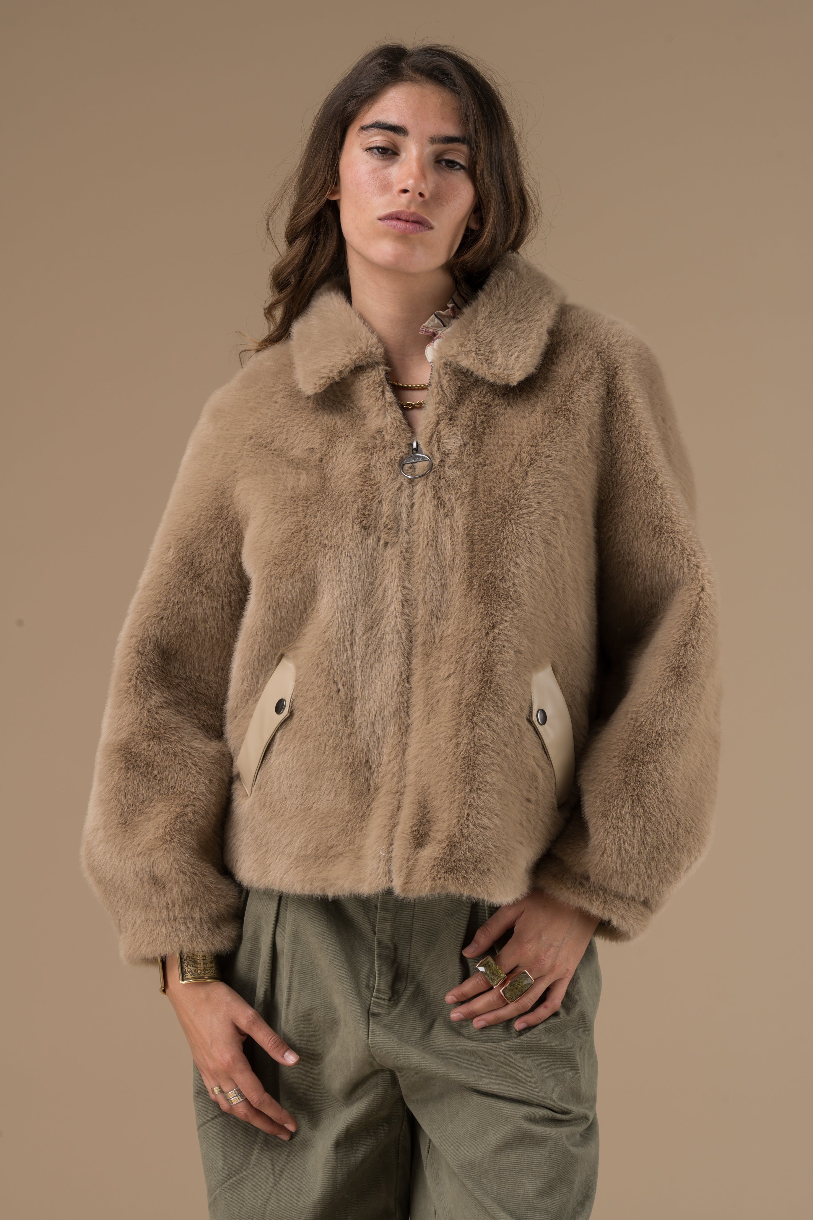 Veste Bomber Fausse Fourrure Femme Cappuccino – Adoré Paris Natacha | Douceur & Confort Automne/Hiver