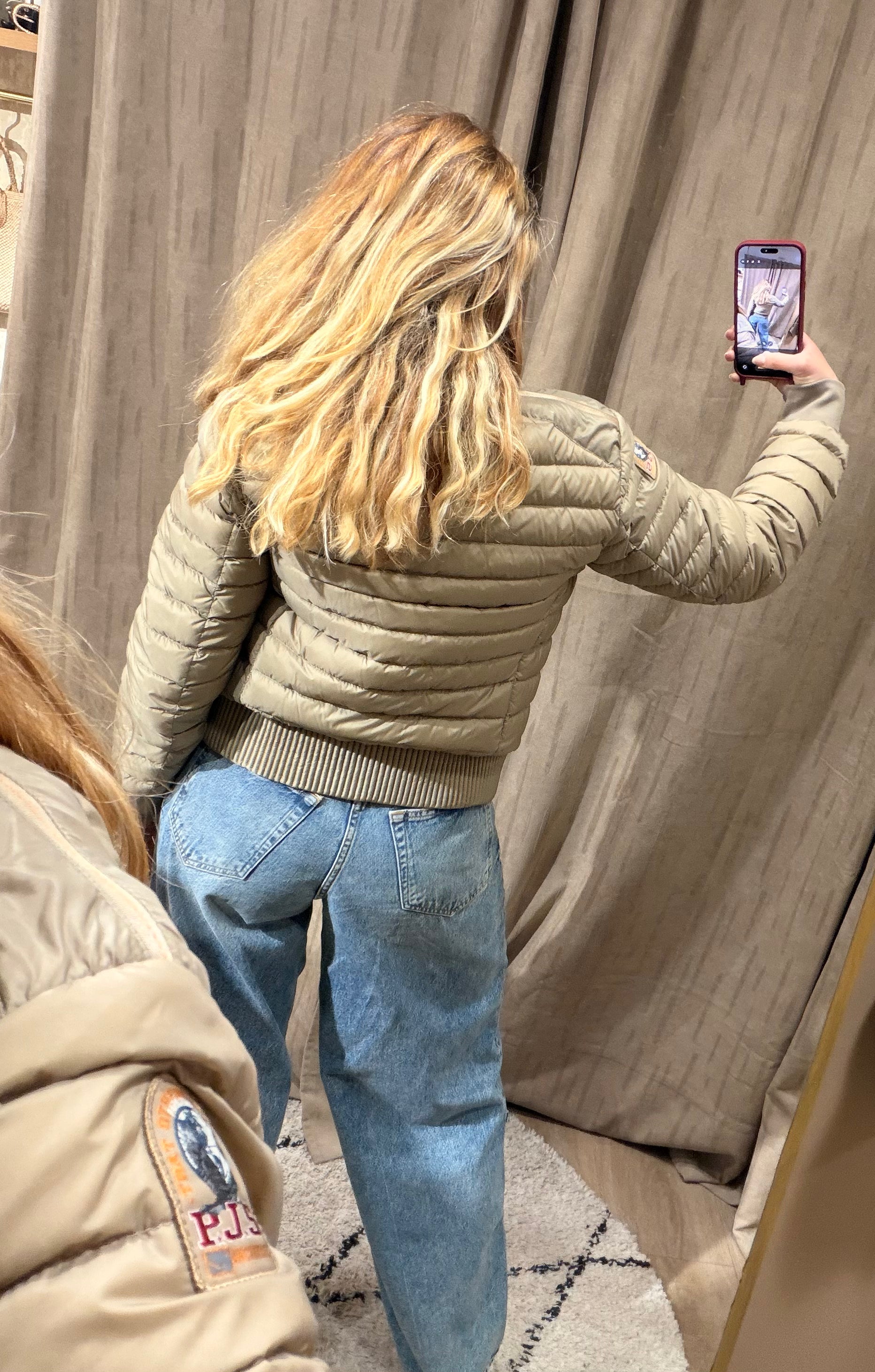 Blouson bomber matelassé Leila beige en duvet recyclé – Parajumpers