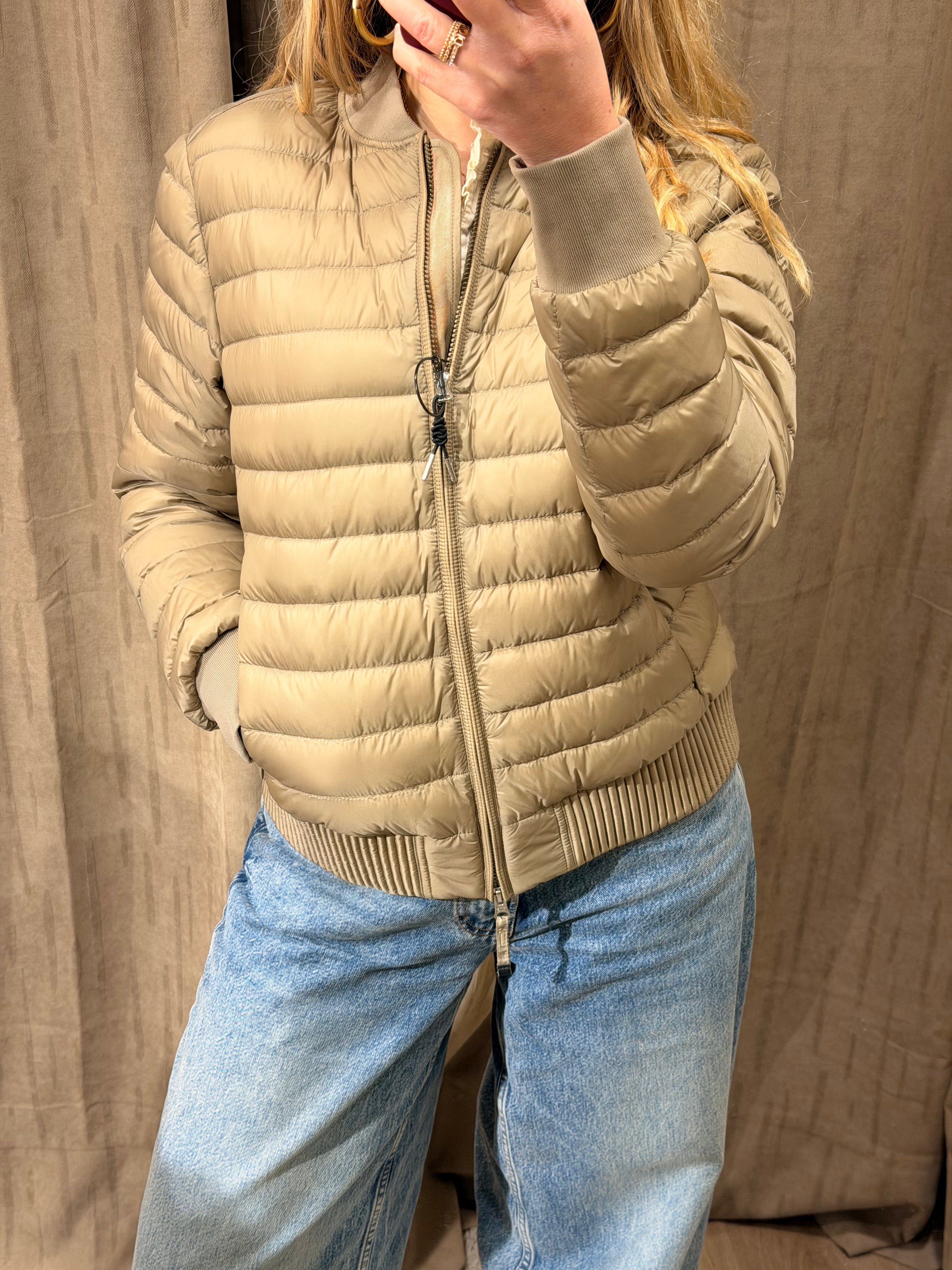 Blouson bomber matelassé Leila beige en duvet recyclé – Parajumpers
