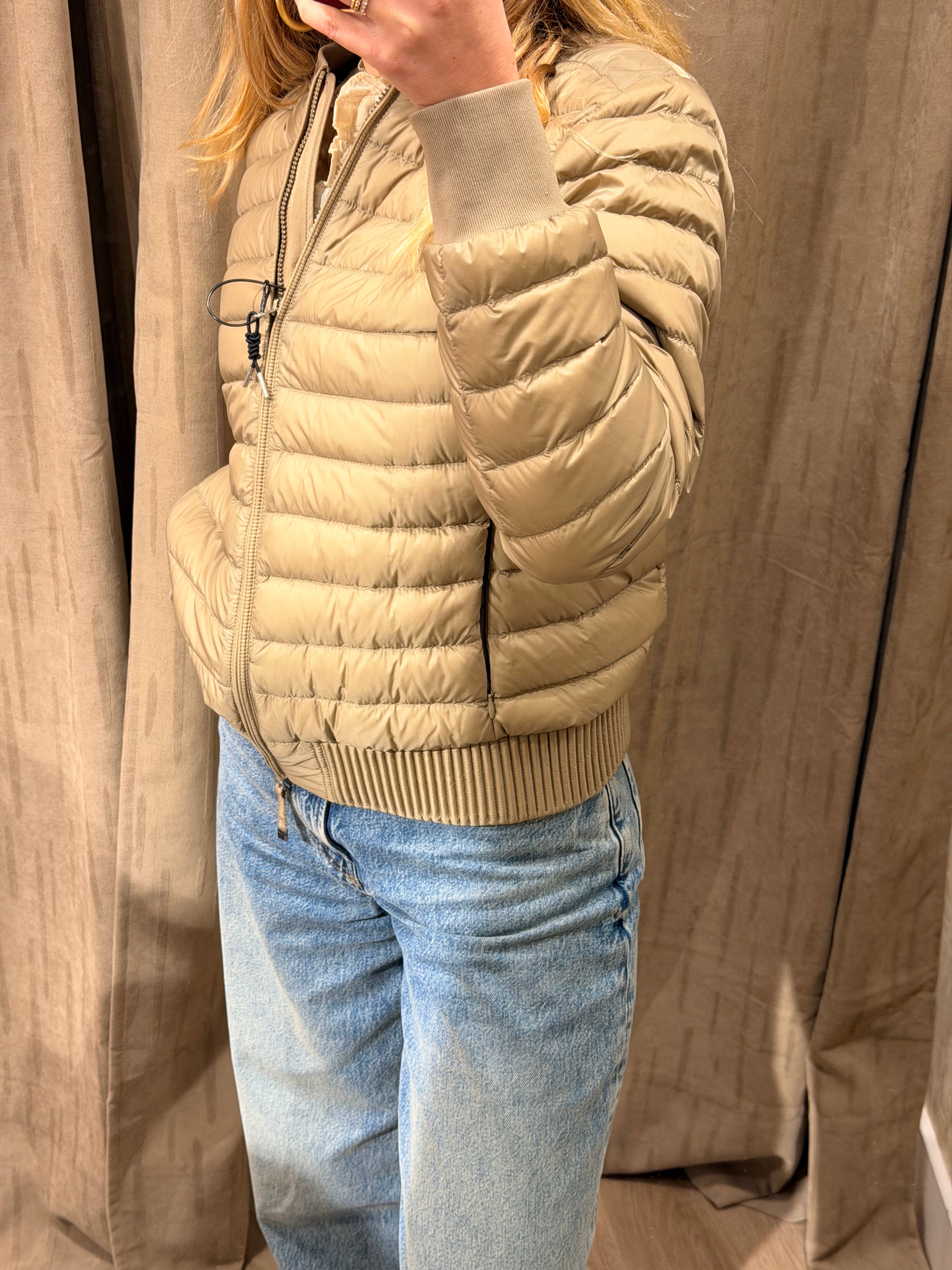Blouson bomber matelassé Leila beige en duvet recyclé – Parajumpers