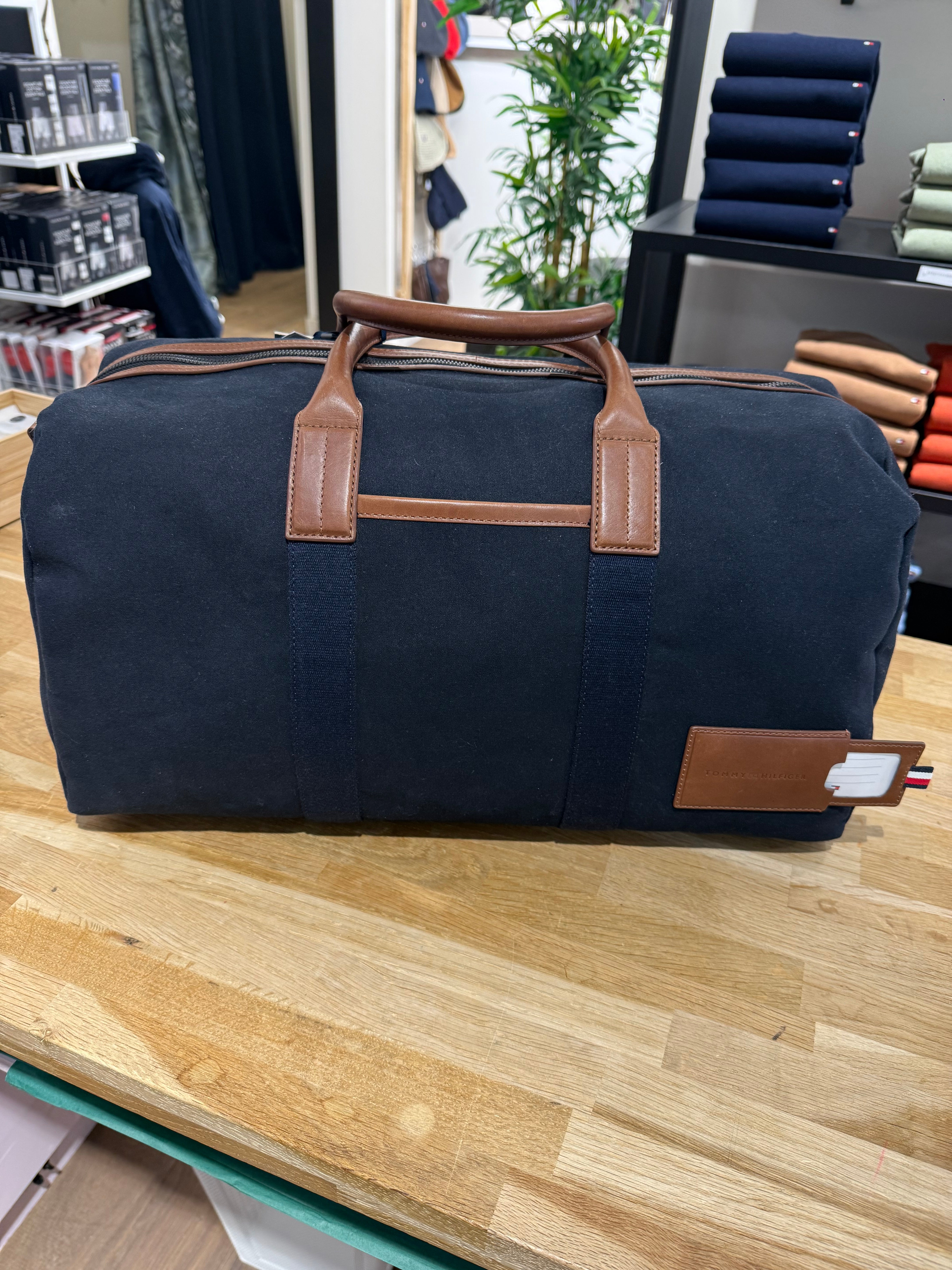 Sac de Voyage Homme Tommy Hilfiger Bleu Marine – Bagagerie Élégante et Pratique pour Voyage et Week-end