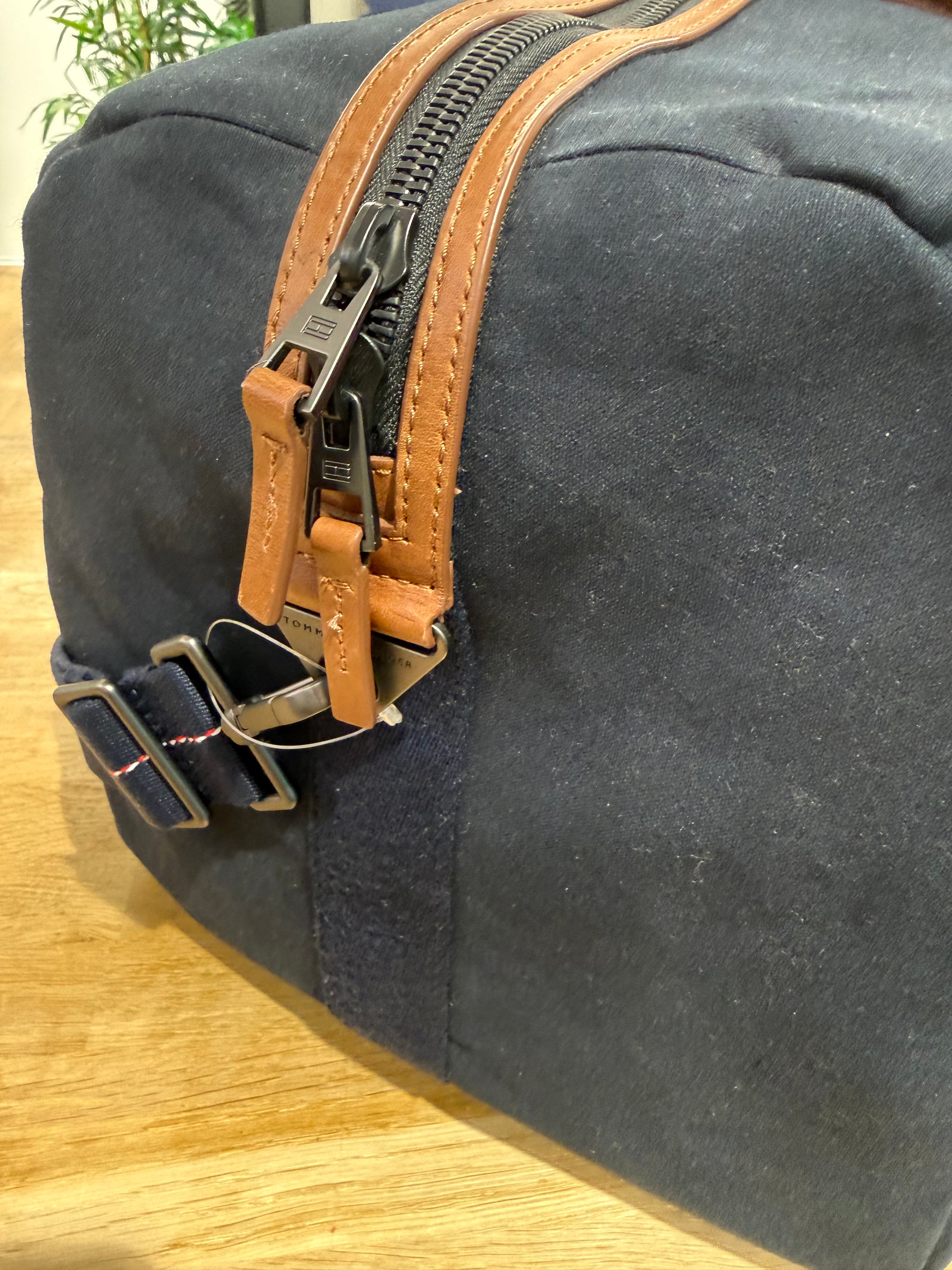 Sac de Voyage Homme Tommy Hilfiger Bleu Marine – Bagagerie Élégante et Pratique pour Voyage et Week-end