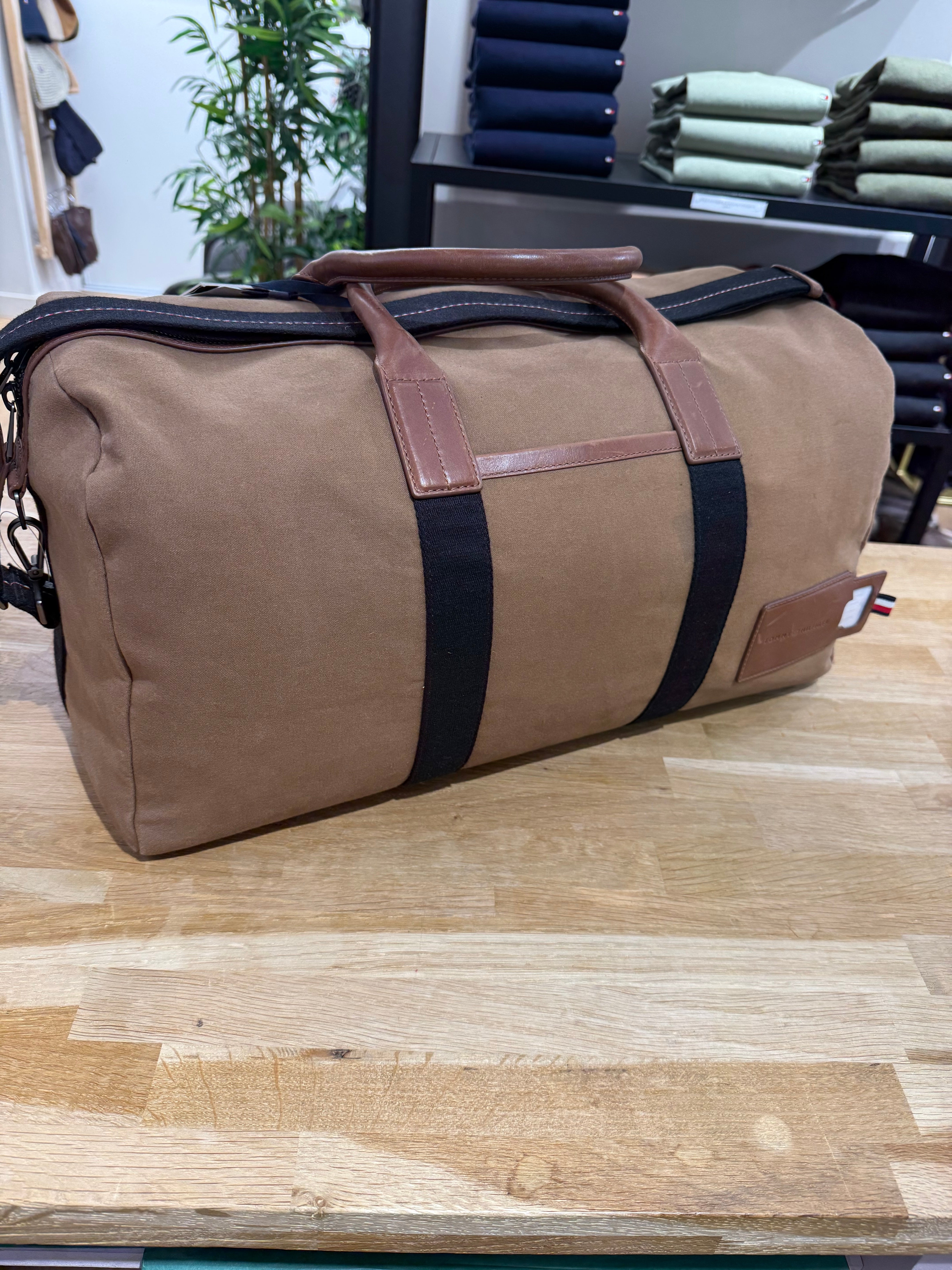 Sac de voyage marron Tommy Hilfiger pour homme – élégant bagage cabine, accessoires business