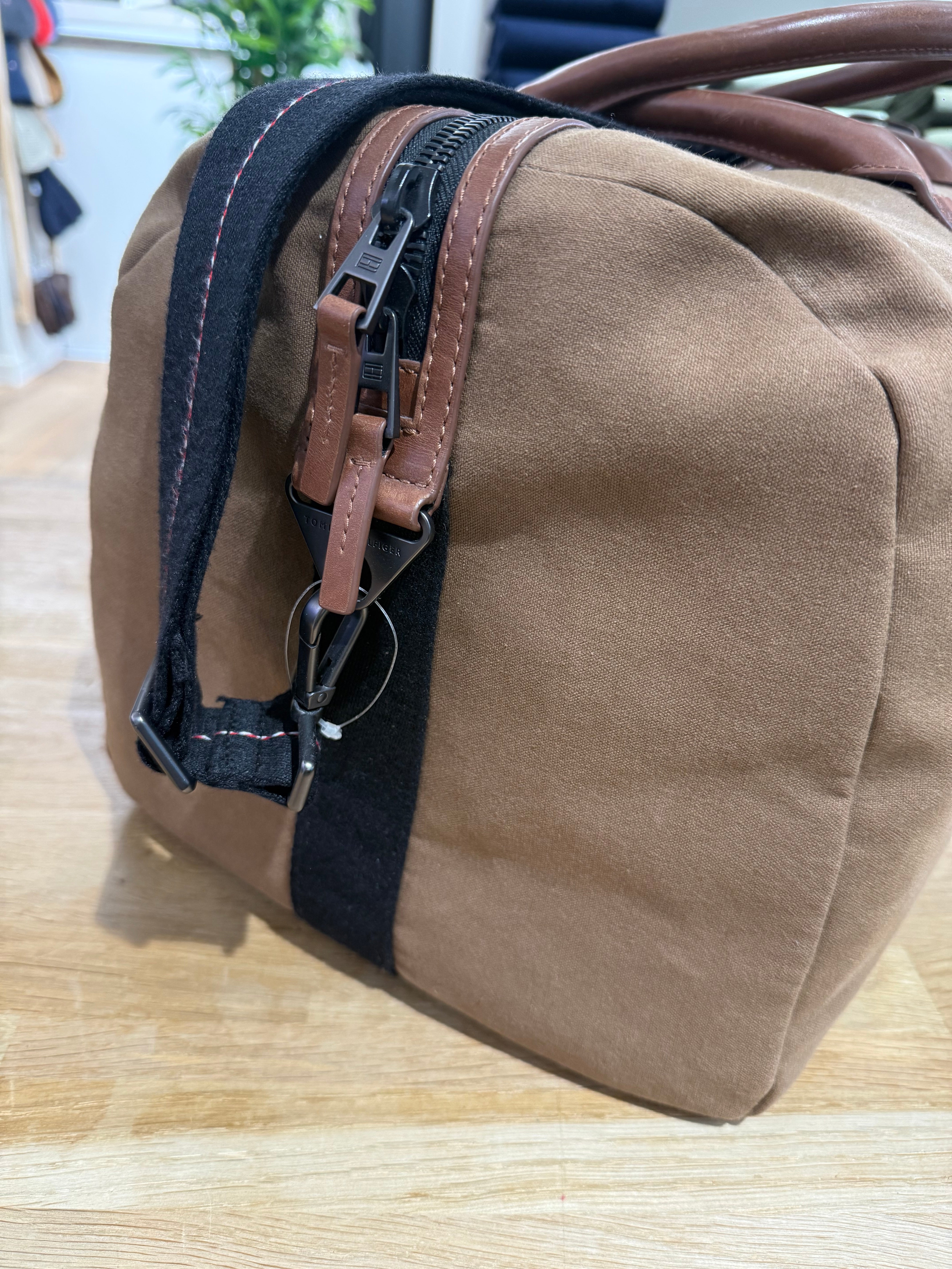Sac de voyage marron Tommy Hilfiger pour homme – élégant bagage cabine, accessoires business