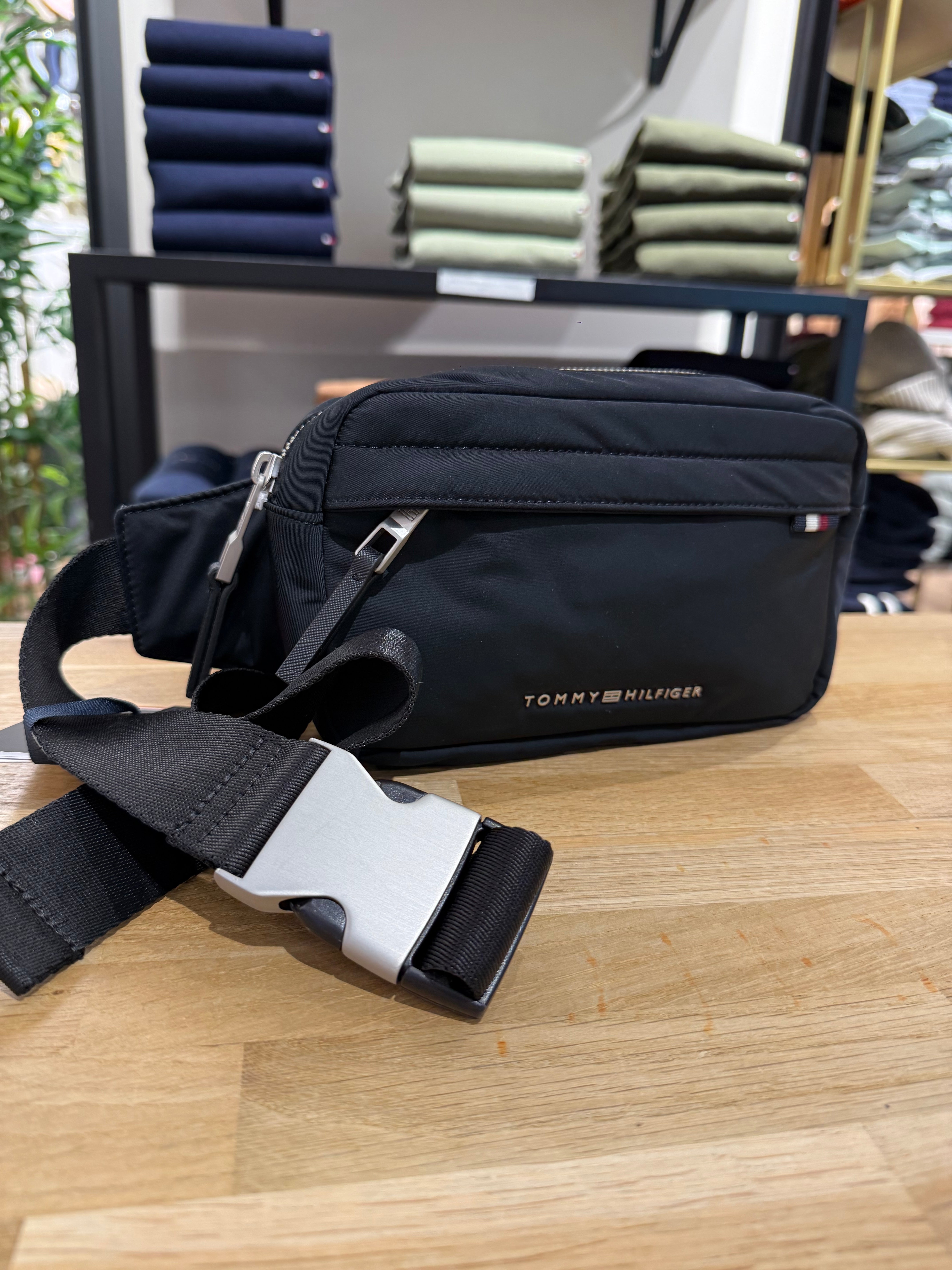 Sac banane Tommy Hilfiger pour homme – Noir élégant, accessoire mode et pratique
