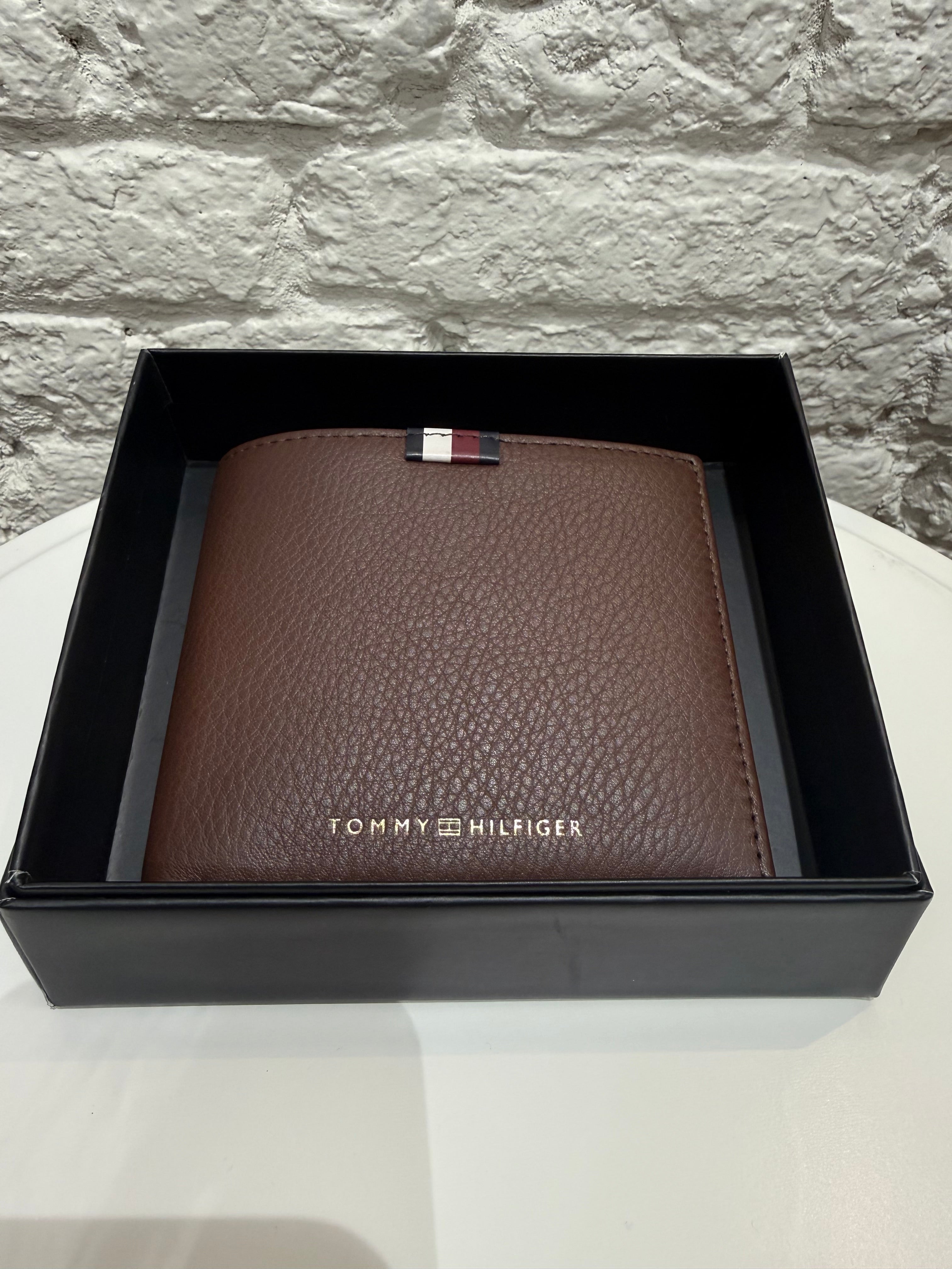 Portefeuille Homme Tommy Hilfiger Marron – Cuir Élégant, Accessoire Haut de Gamme