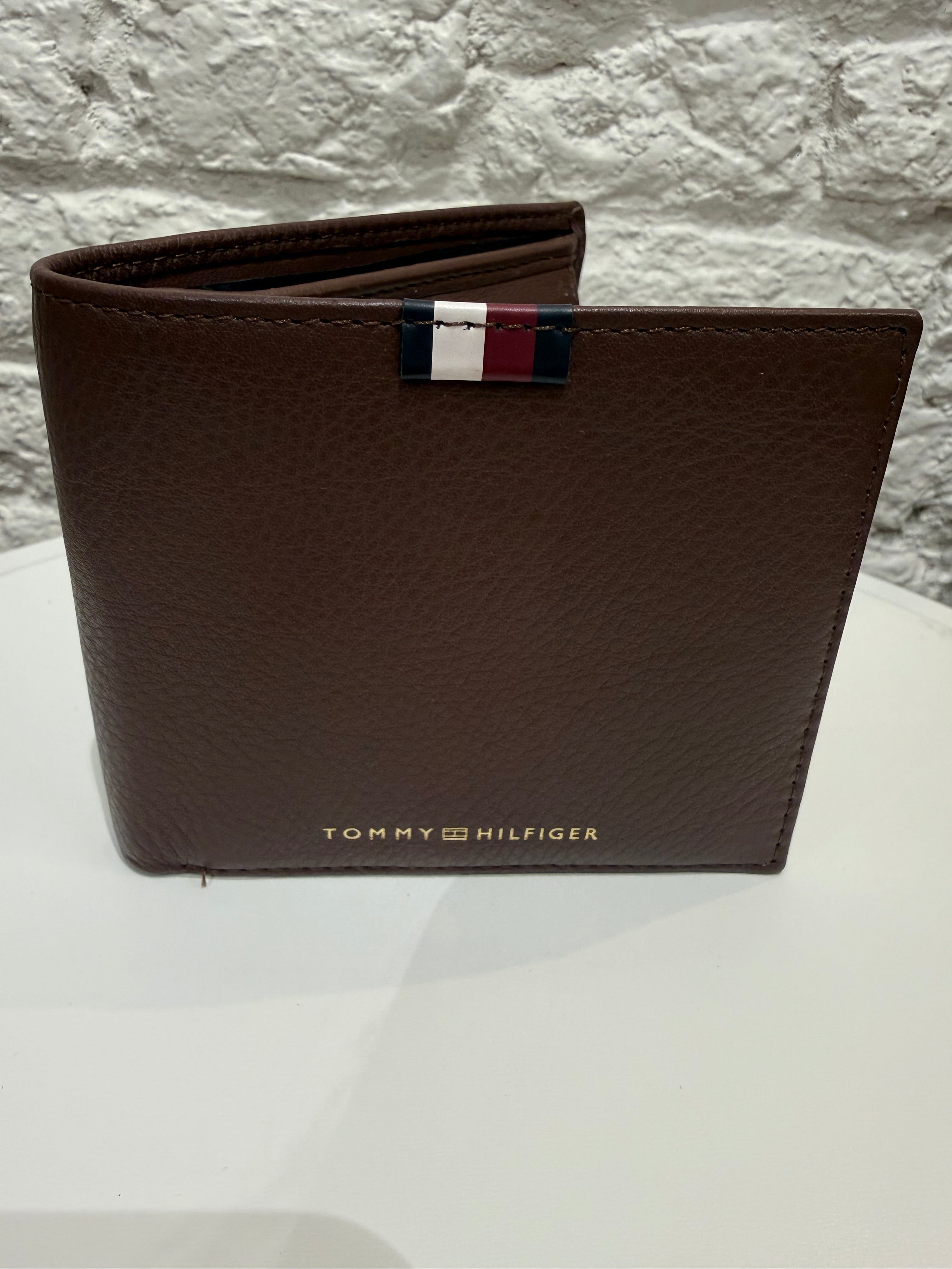 Portefeuille Homme Tommy Hilfiger Marron – Cuir Élégant, Accessoire Haut de Gamme