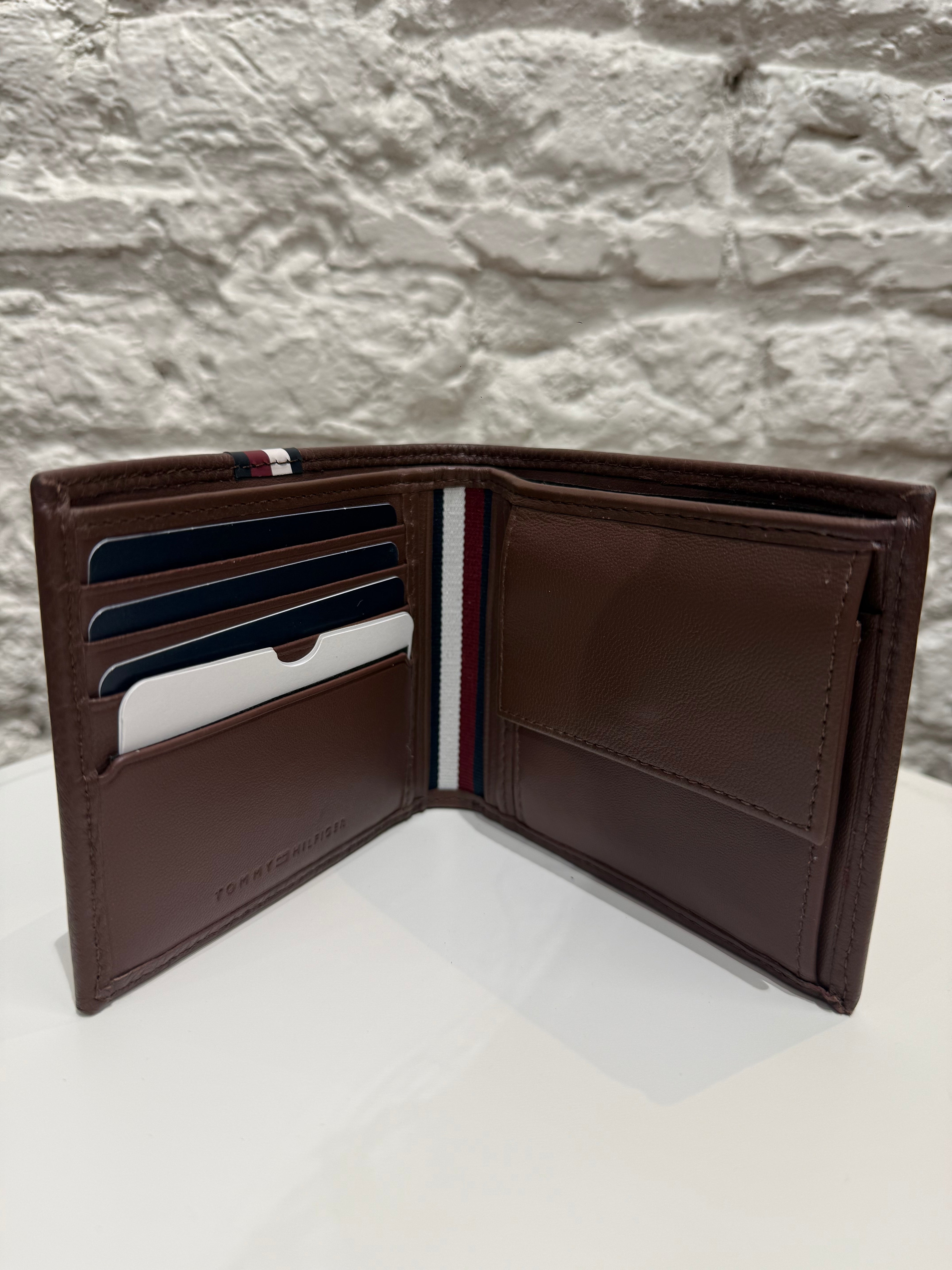 Portefeuille Homme Tommy Hilfiger Marron – Cuir Élégant, Accessoire Haut de Gamme