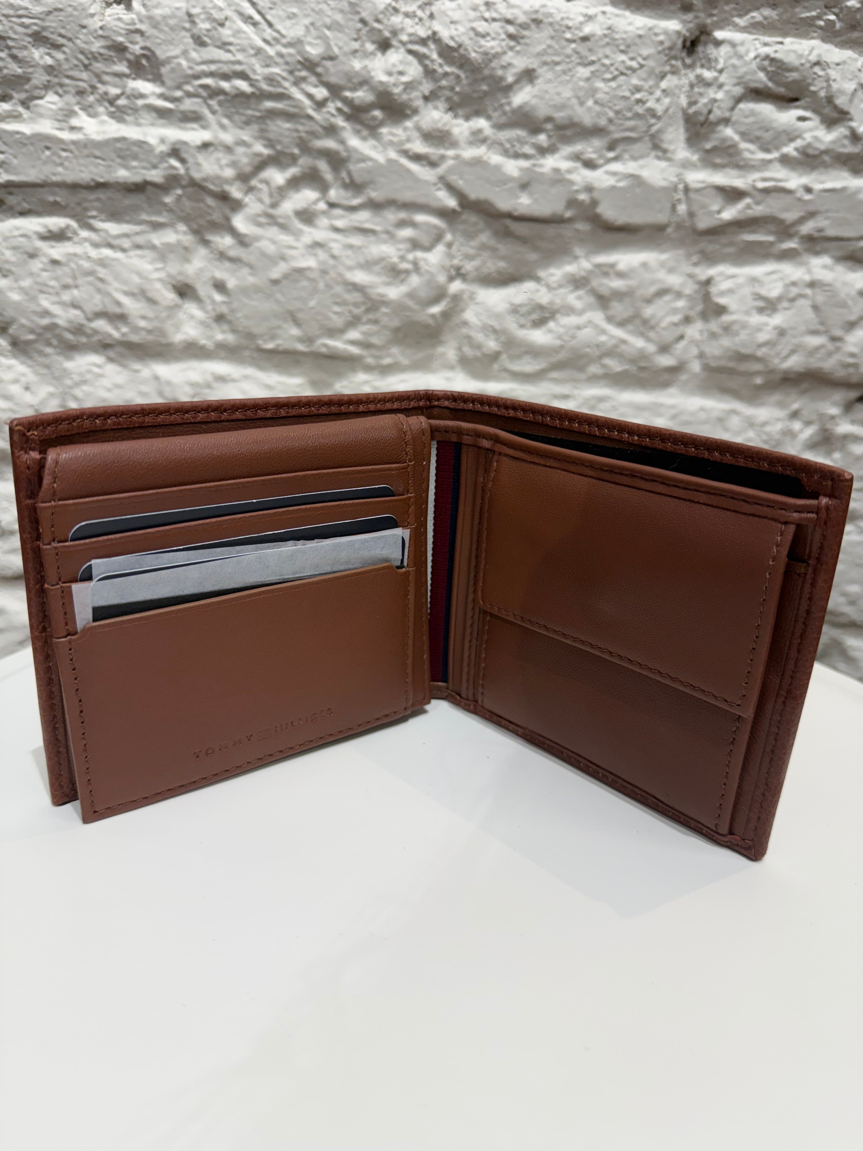 Portefeuille Tommy Hilfiger Marron en Cuir Homme – Accessoire Élégant et Durable