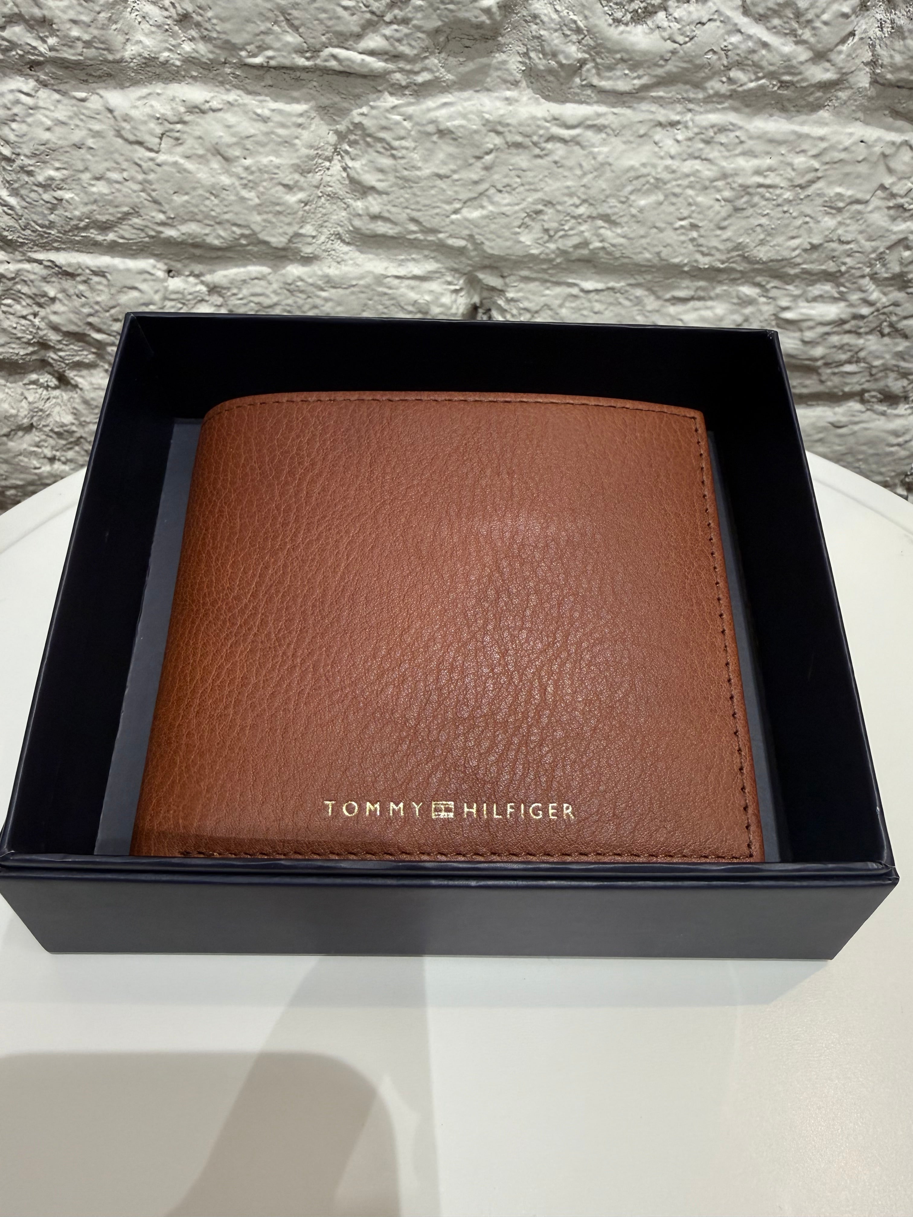 Portefeuille Tommy Hilfiger Homme Camel en Cuir Véritable – Accessoire Élégant et Durable