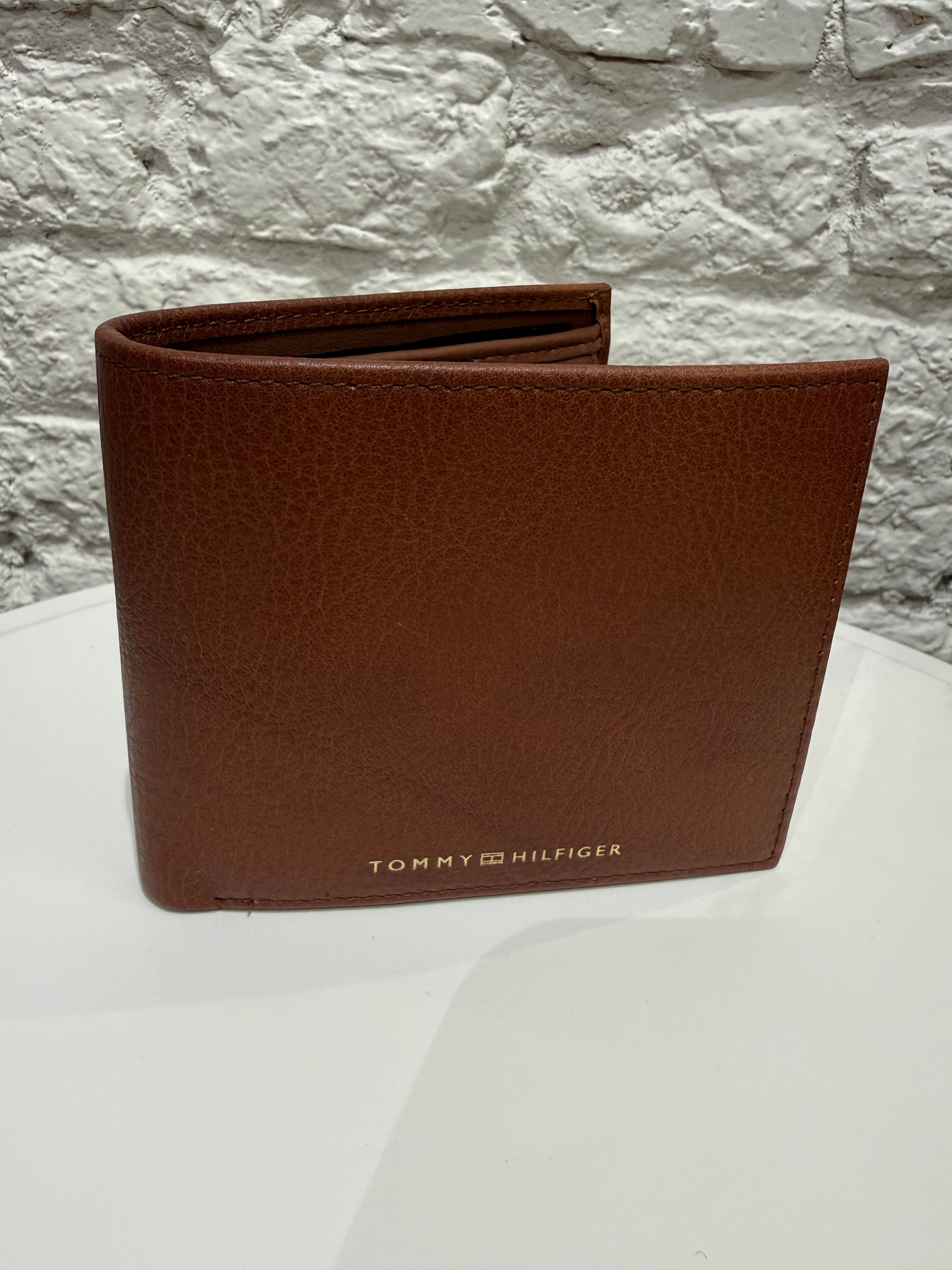 Portefeuille Tommy Hilfiger Homme Camel en Cuir Véritable – Accessoire Élégant et Durable