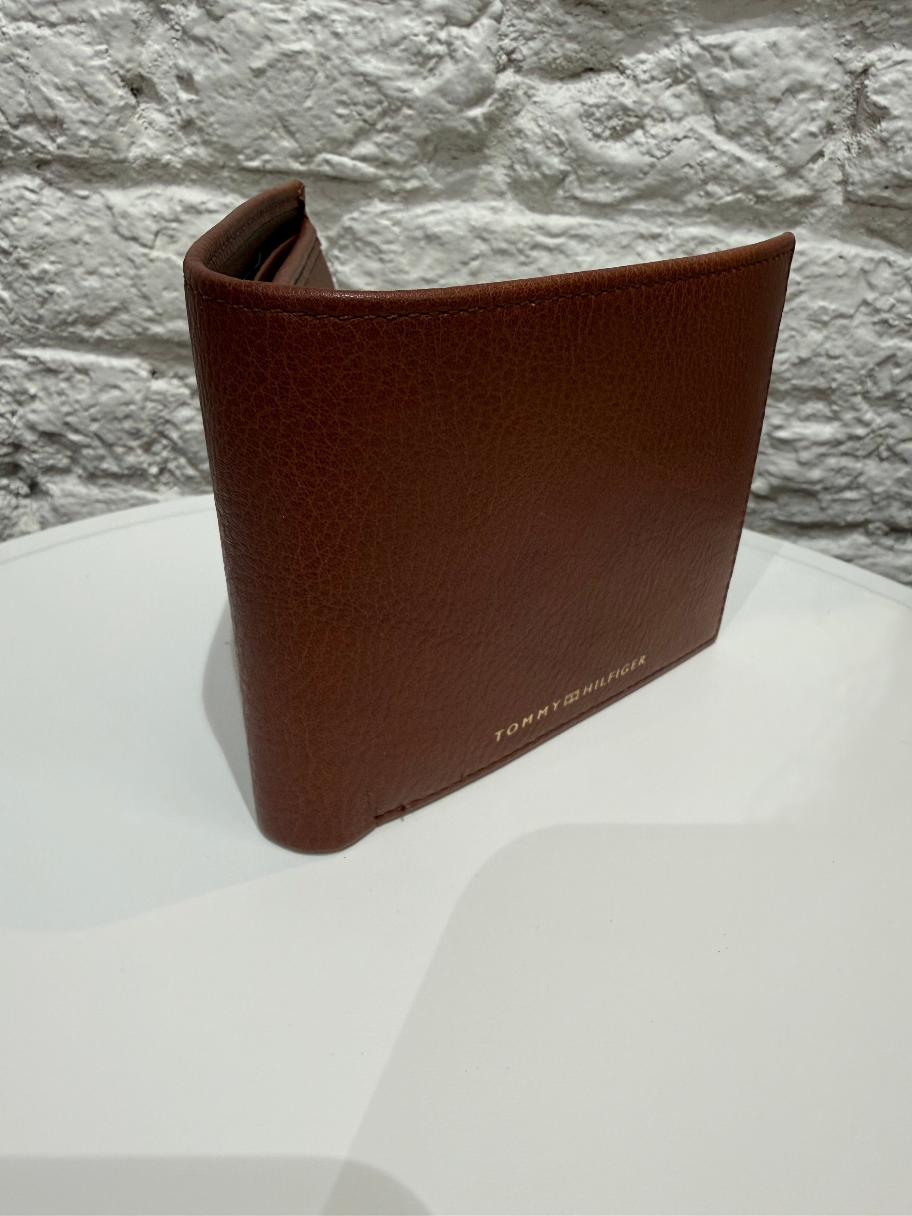 Portefeuille Tommy Hilfiger Homme Camel en Cuir Véritable – Accessoire Élégant et Durable
