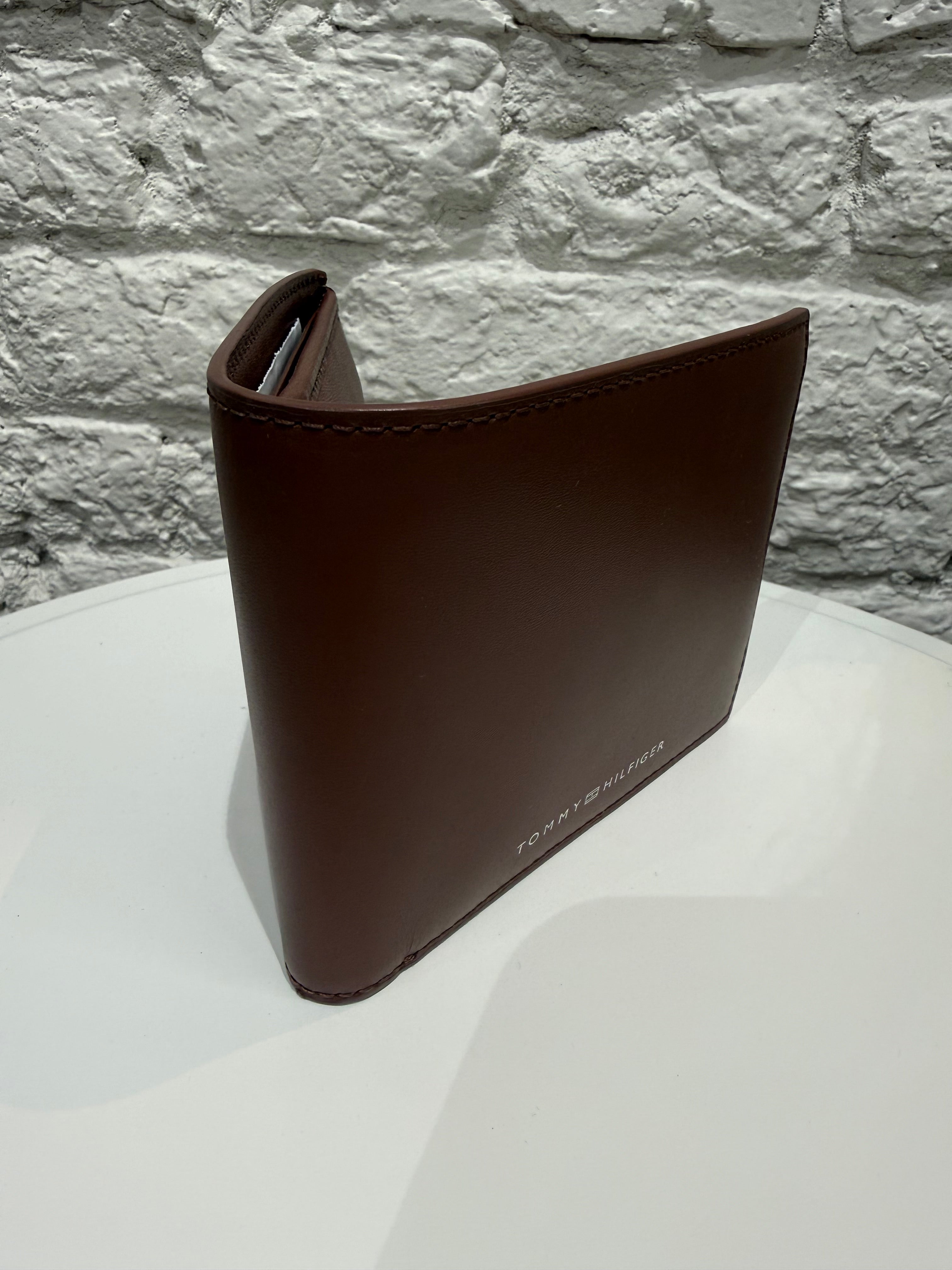 Portefeuille Tommy Hilfiger Homme Camel en cuir — Élégant et durable