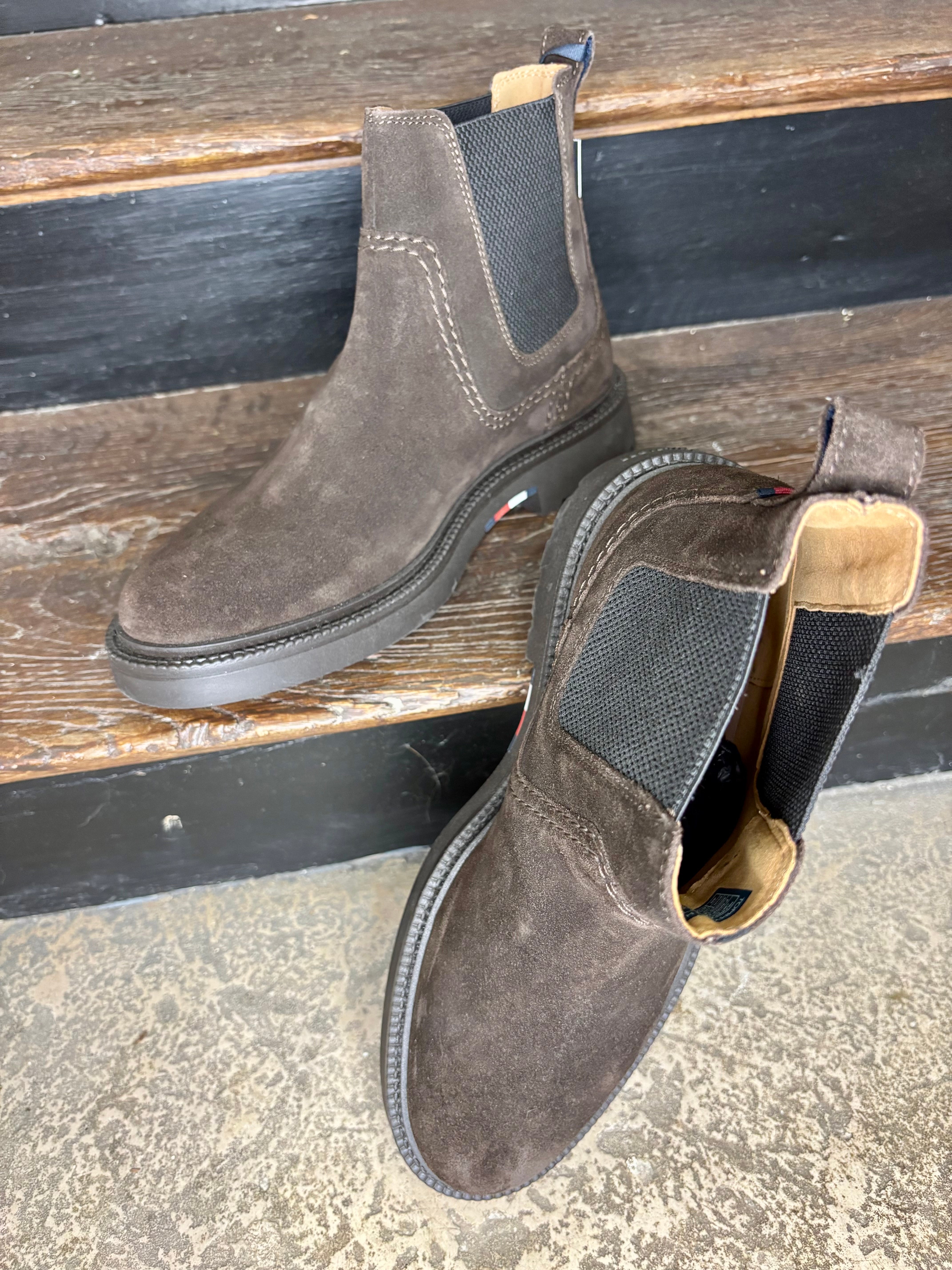 Boots Homme en daim marron foncé Tommy Hilfiger – Confort & Élégance