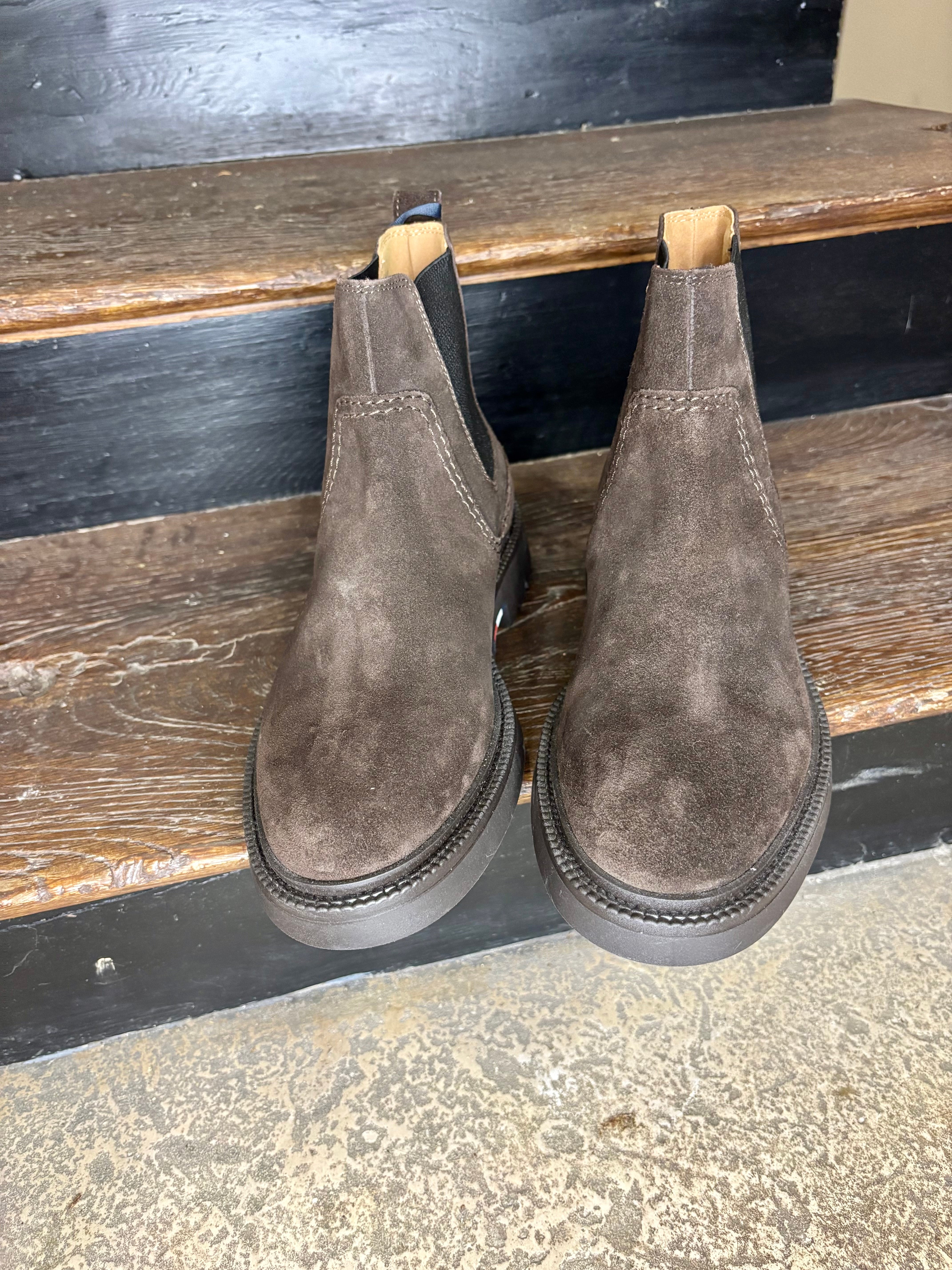 Boots Homme en daim marron foncé Tommy Hilfiger – Confort & Élégance