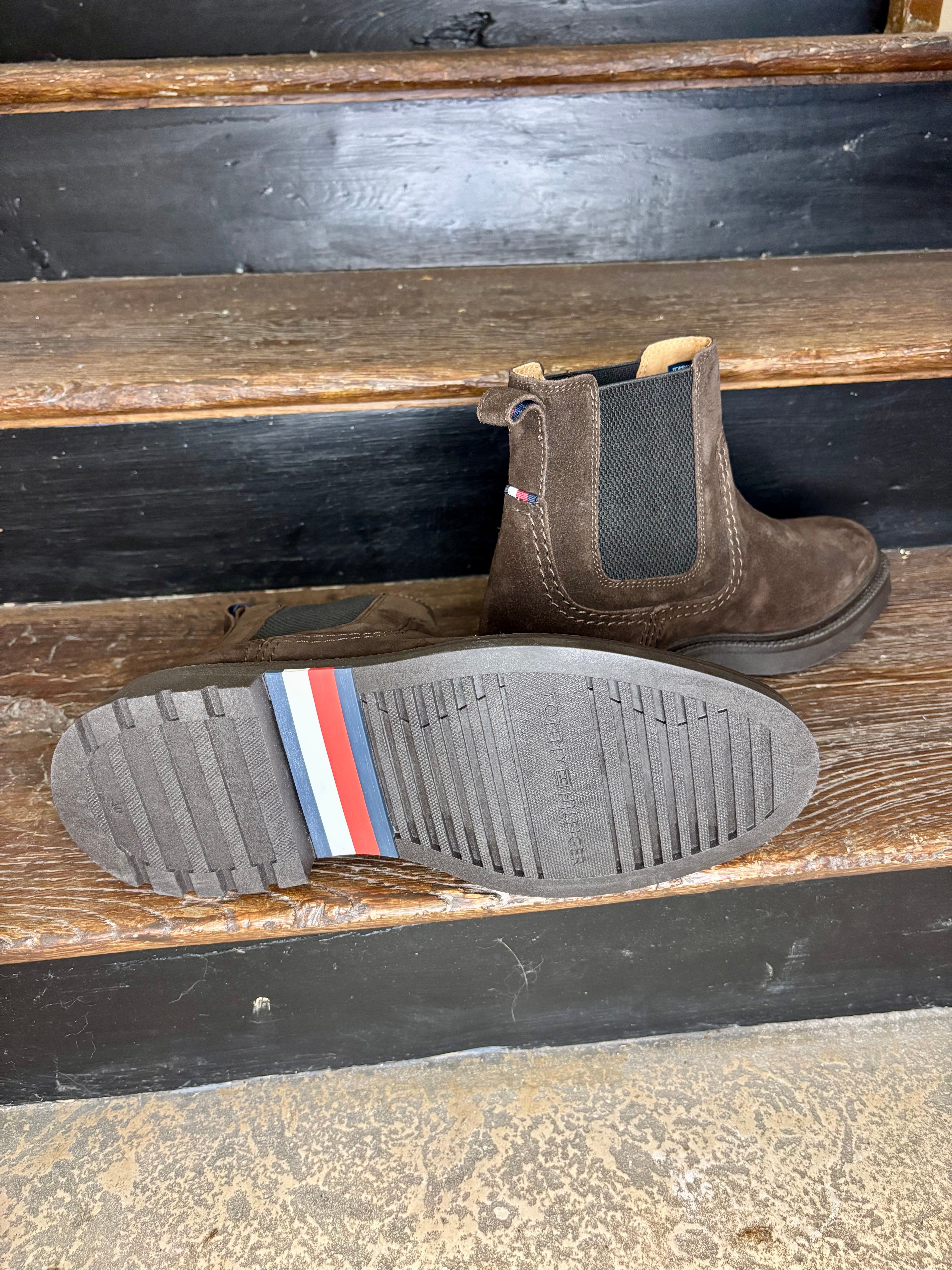 Boots Homme en daim marron foncé Tommy Hilfiger – Confort & Élégance