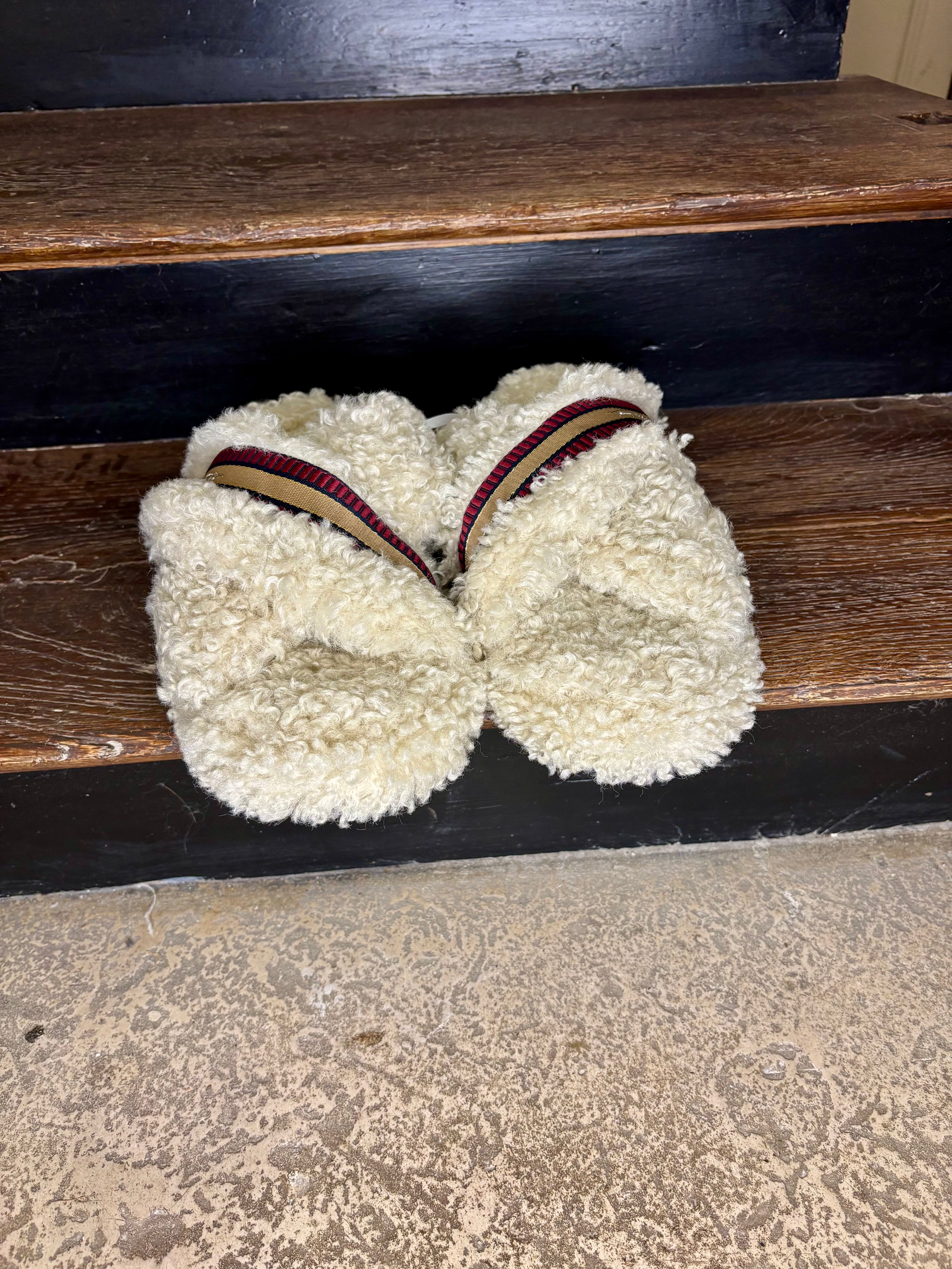 Chaussons femme beige Tommy Hilfiger – confort, douceur et élégance.