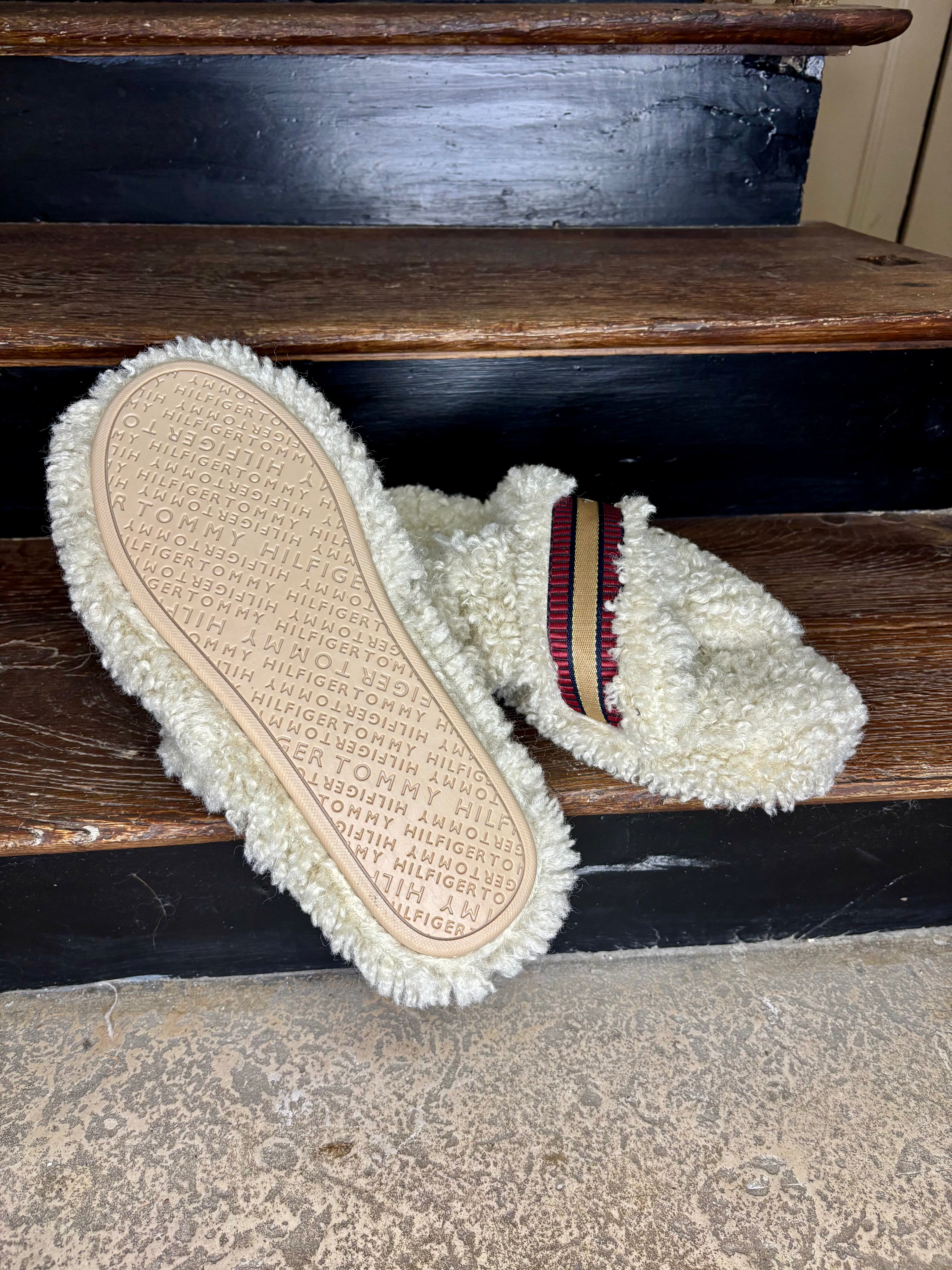 Chaussons femme beige Tommy Hilfiger – confort, douceur et élégance.