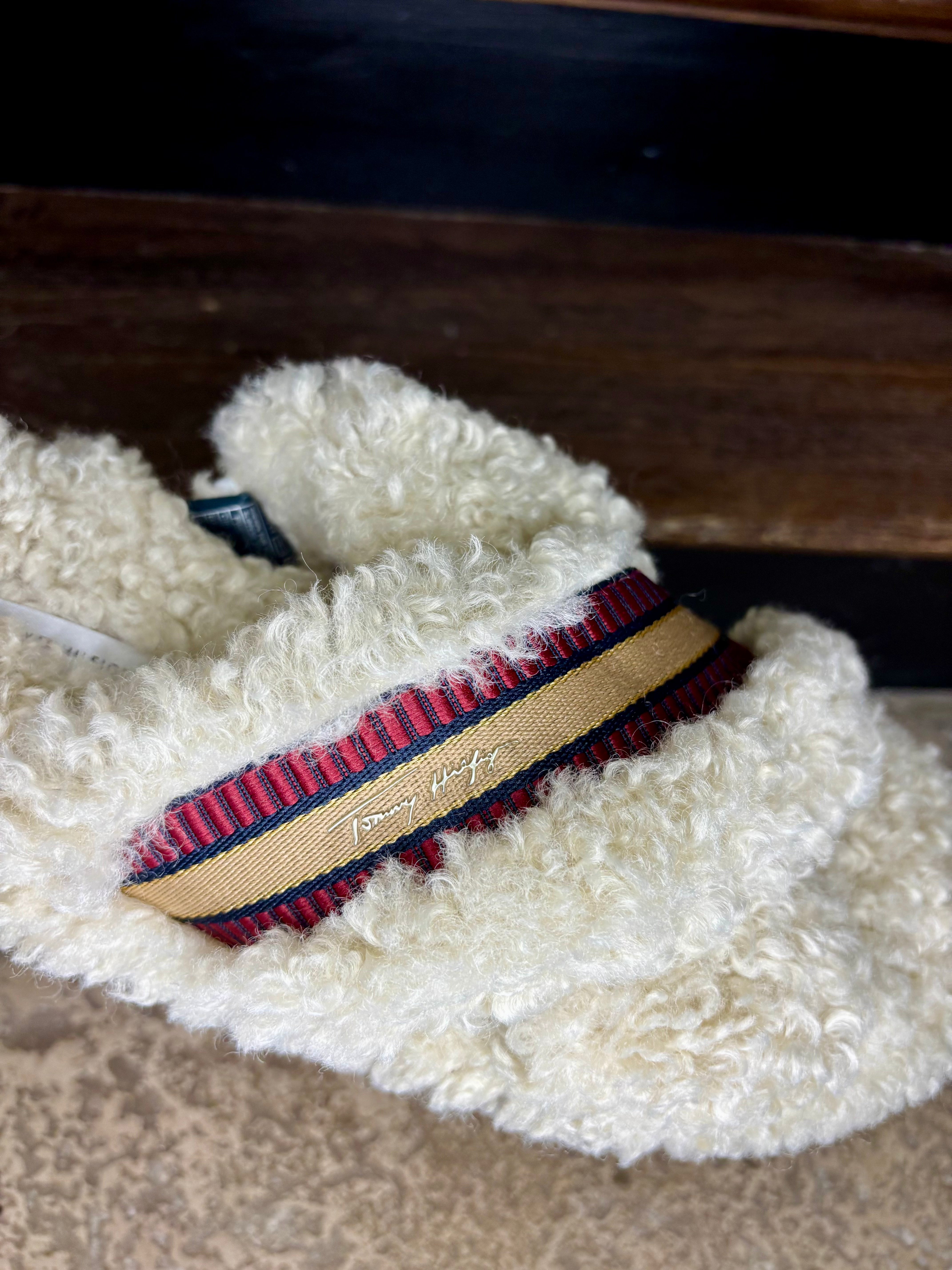 Chaussons femme beige Tommy Hilfiger – confort, douceur et élégance.