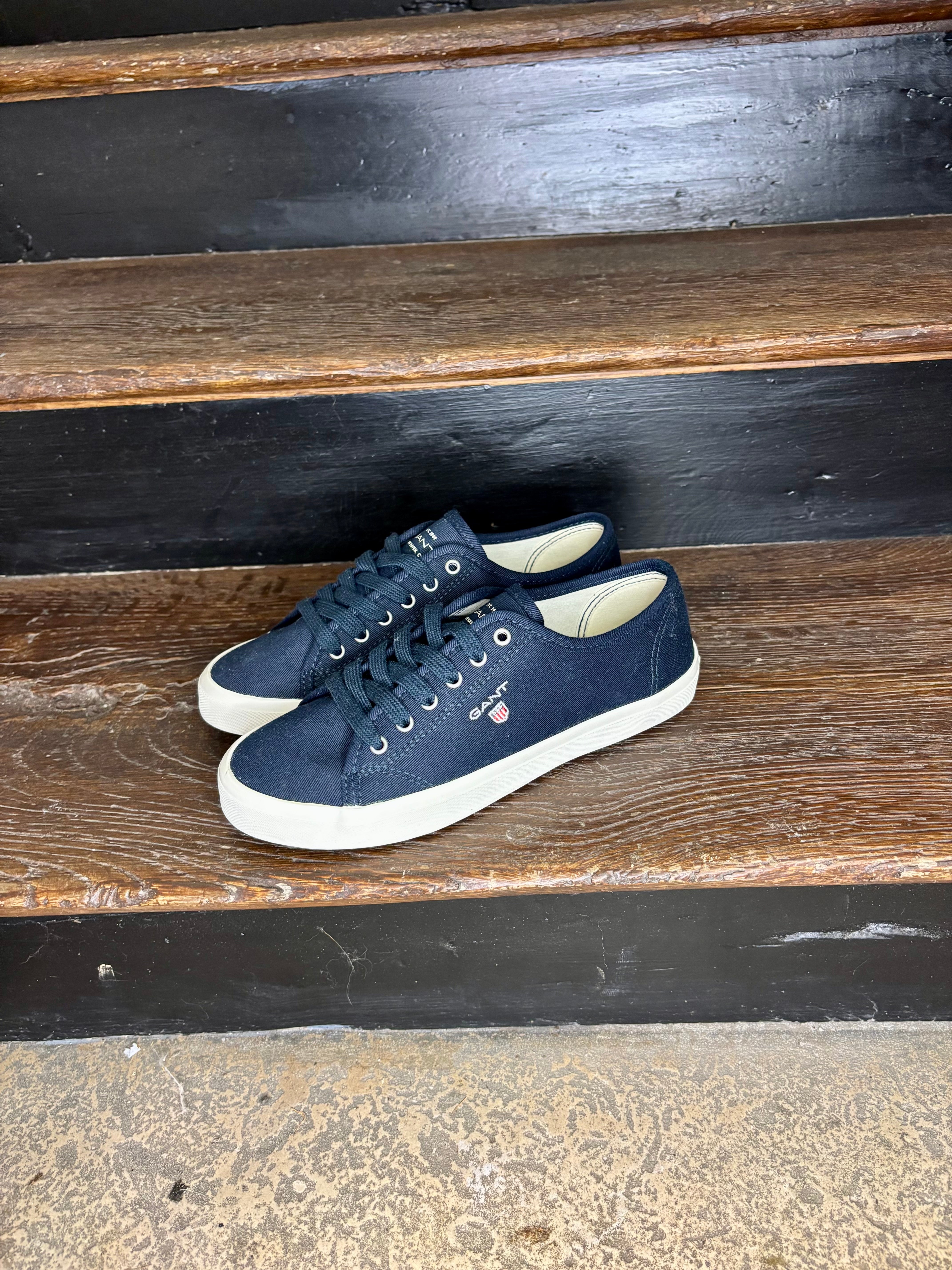 Basket Gant Pillox Femme bleu marine – Sneakers confort & élégance.