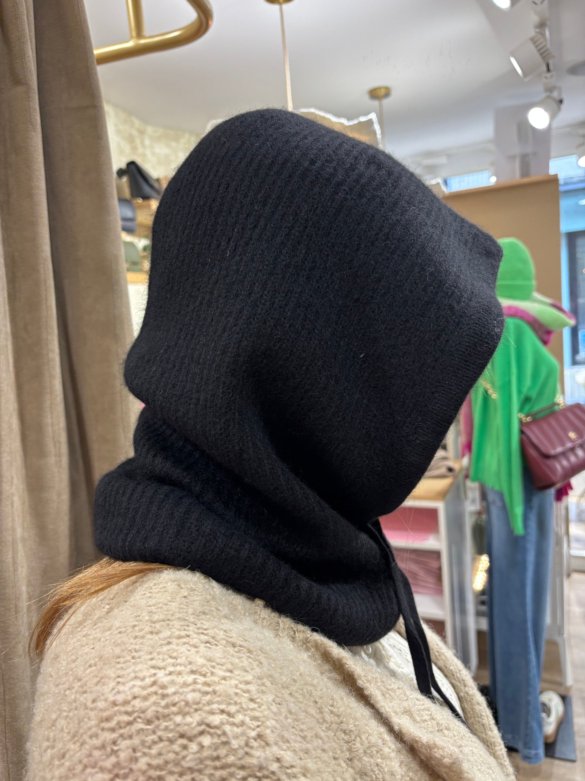 Cagoule Noir en laine Paris