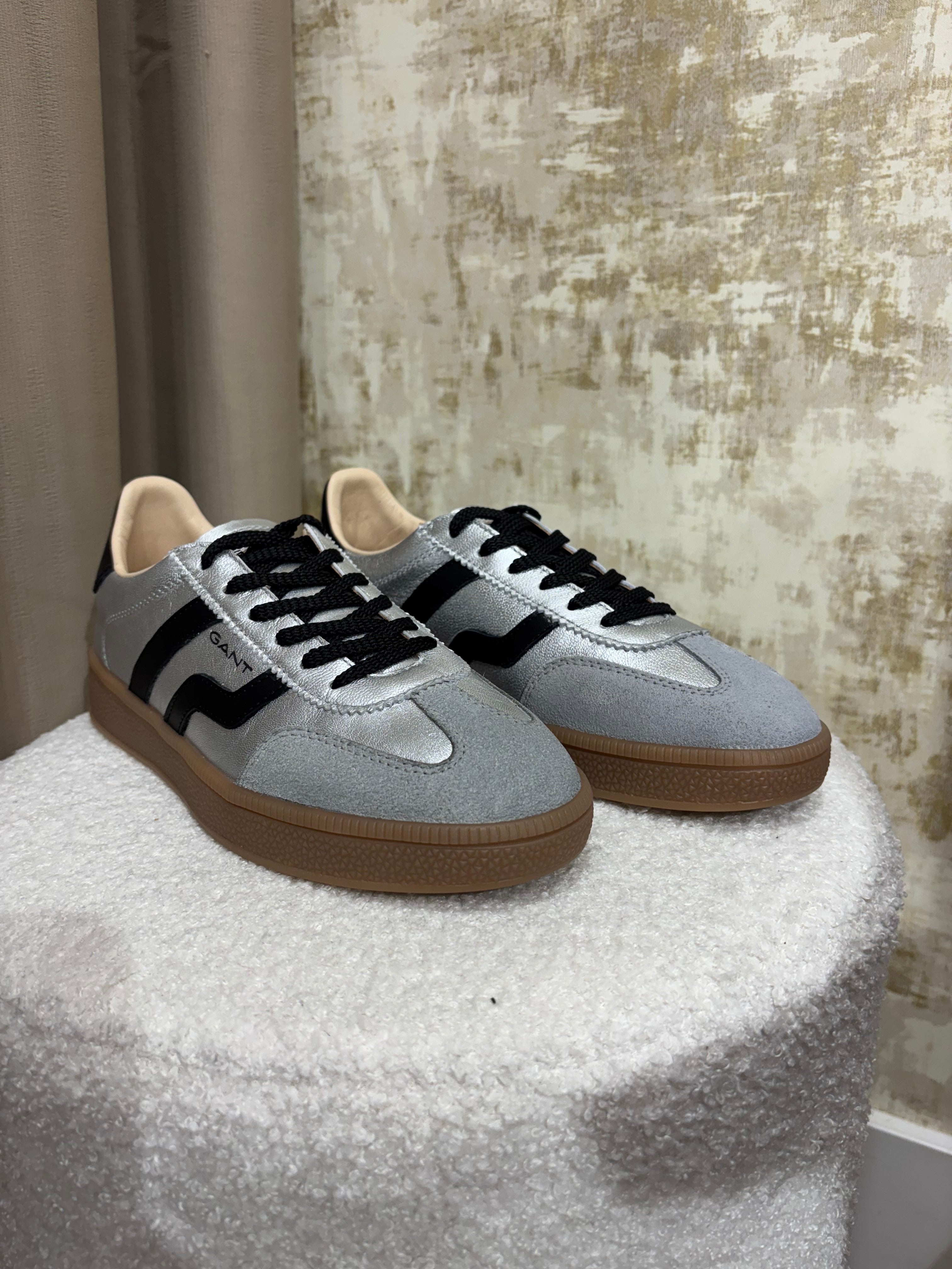 Baskets Femme Gant Cuzima en Cuir Argent/Noir – Sneakers Haut de Gamme Urban Chic Boutiques