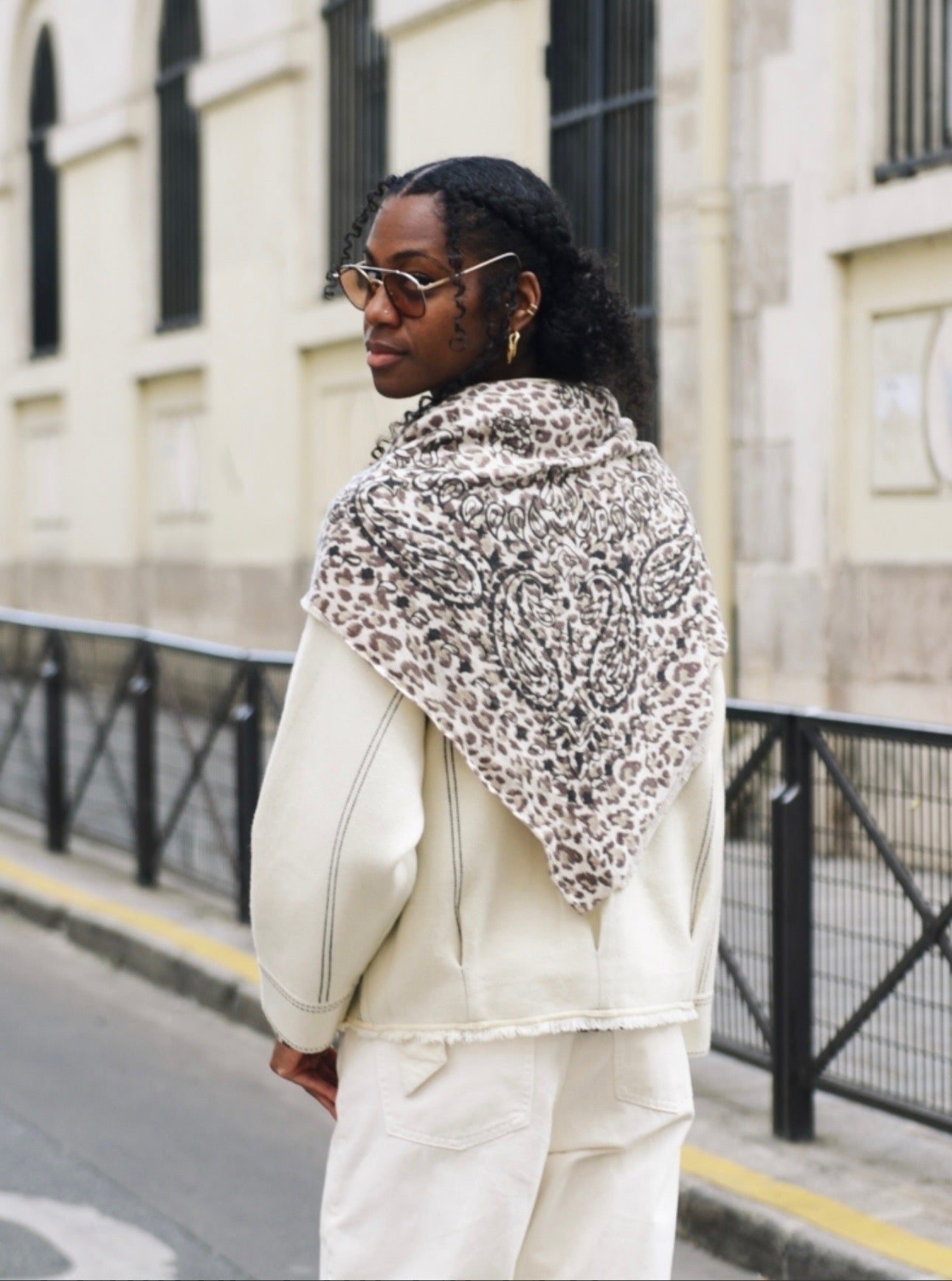 Écharpe Carré Léopard en Coton – Adoré Paris | Foulard Femme Élégant Automne