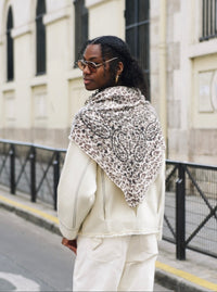 Écharpe Carré Léopard en Coton – Adoré Paris | Foulard Femme Élégant Automne