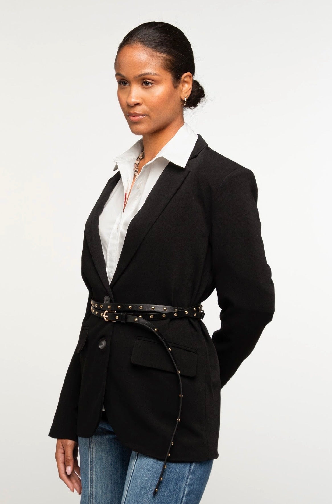 Blazer noir ceinturé femme avec détails cloutés – Coupe élégante et structurée Pao – Adoré Paris