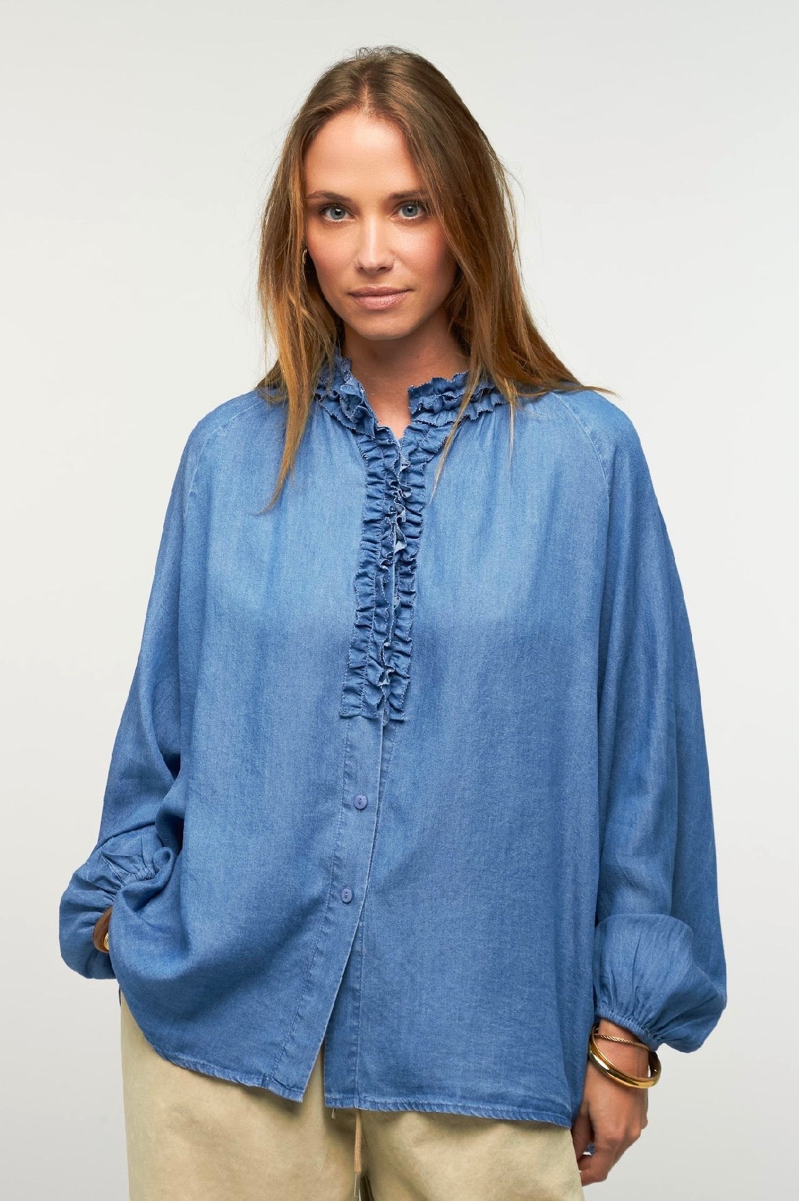 Chemise Flamenca fluide à volants col froncé – Bleu, Beige, Gris - Adoré Paris