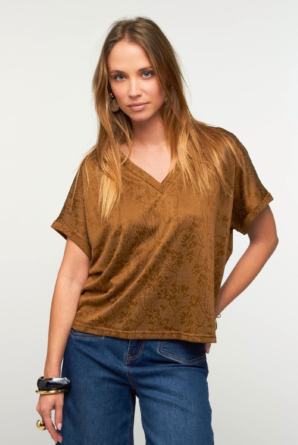 T-shirt Raja effet satiné col V femme brun ou noir – Adoré Paris