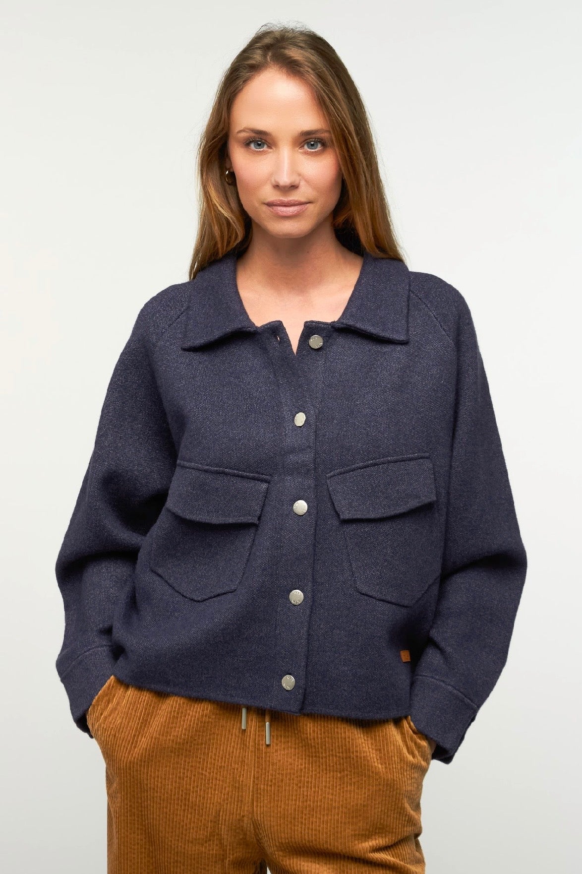 Veste femme bleu marine ou beige coupe courte boutonnée style chic – Adoré Paris