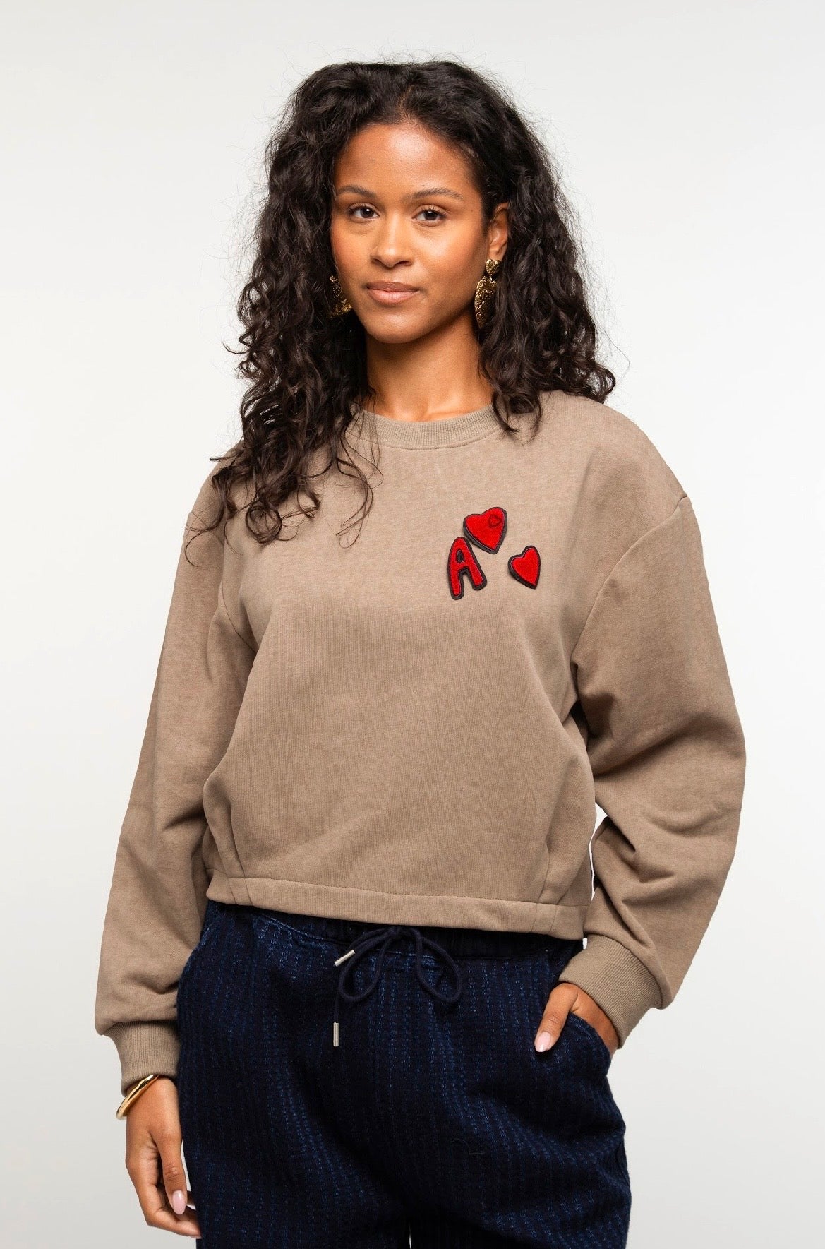 Pull Taio marron ou bleu ciel femme avec cœur rouge – Sweat casual tendance – Adoré Paris