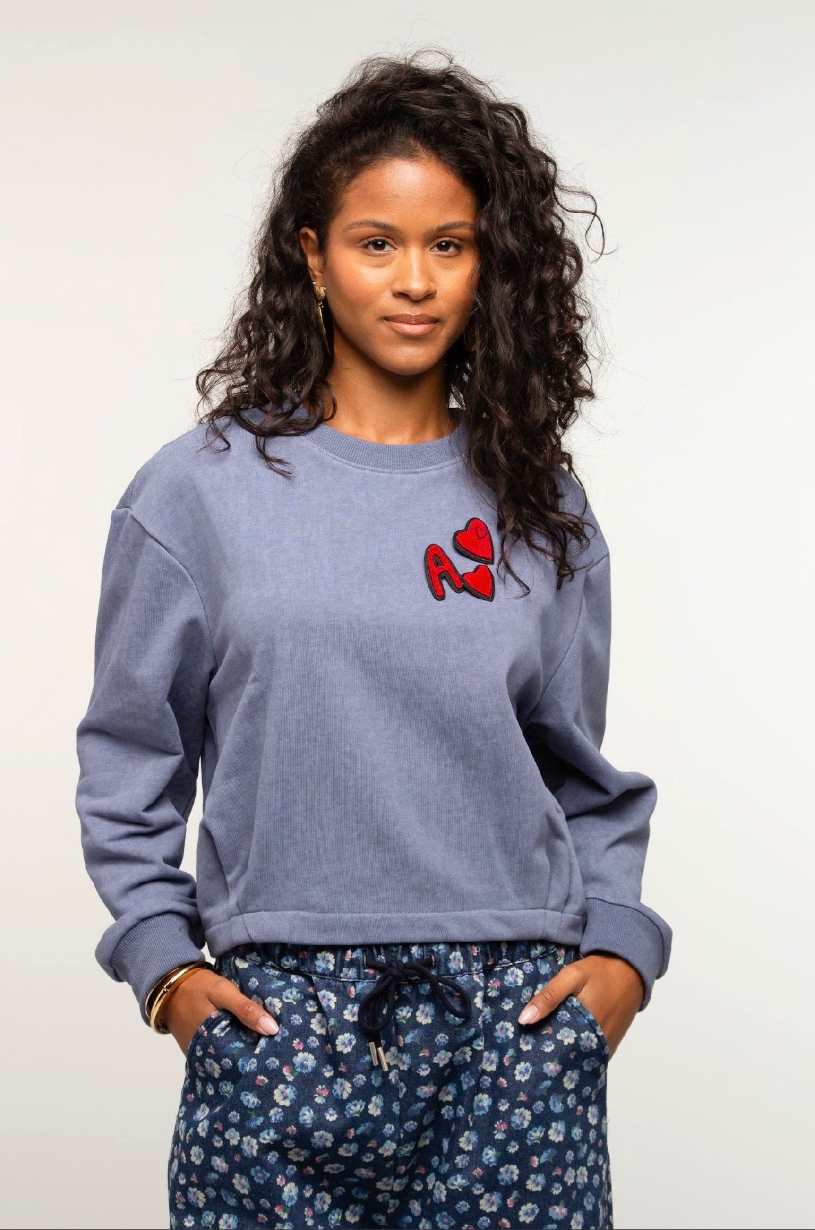 Pull Taio marron ou bleu ciel femme avec cœur rouge – Sweat casual tendance – Adoré Paris
