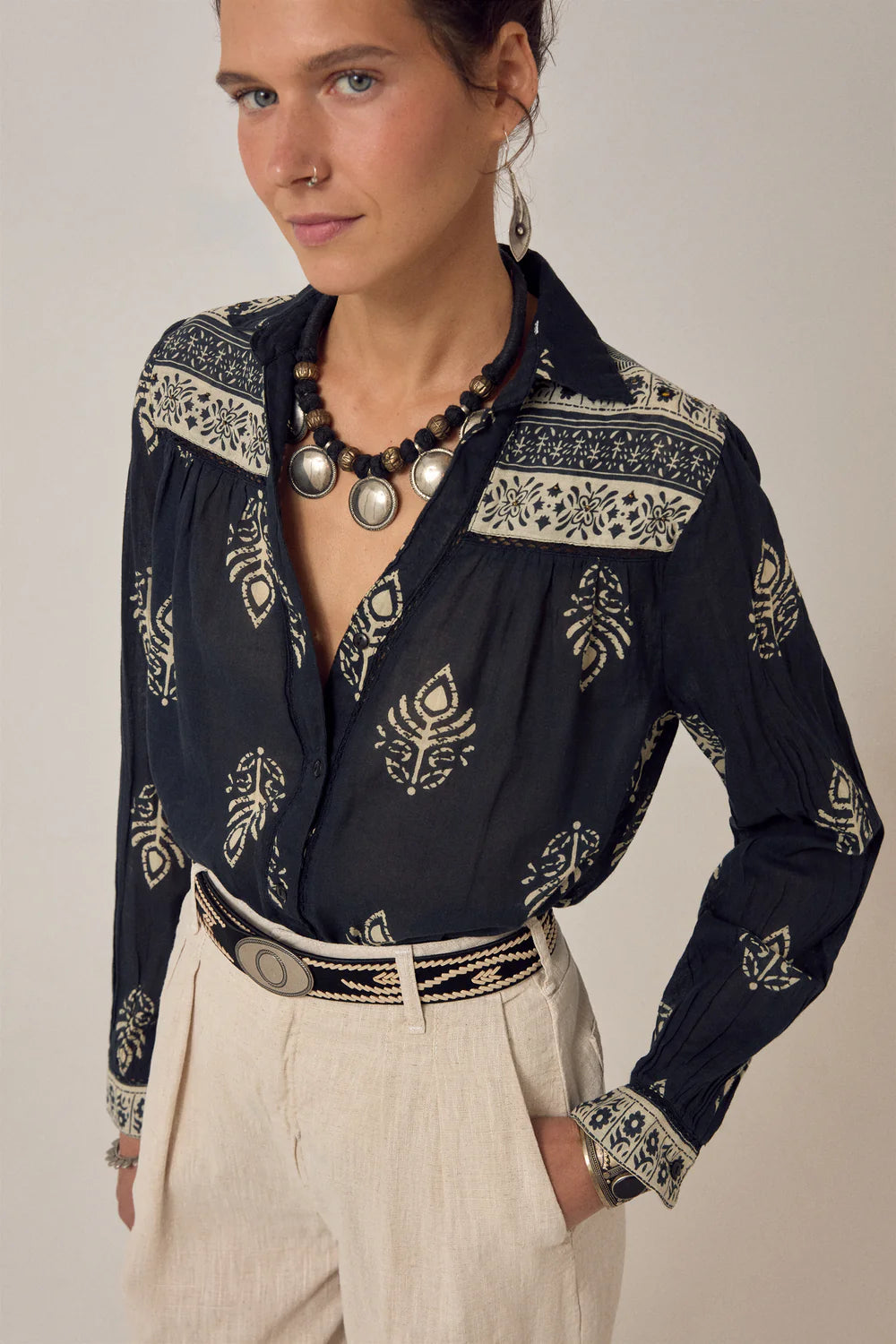 Chemise Rani noire imprimée bohème – Chemise fluide femme élégante – Maison Hôtel