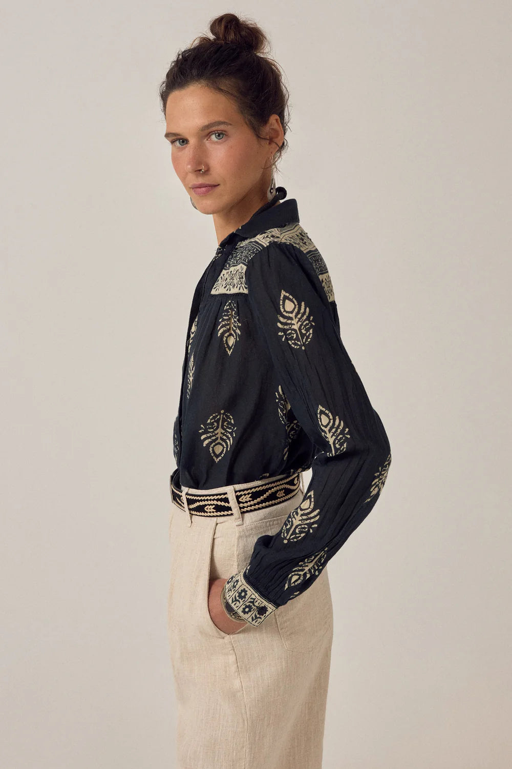 Chemise Rani noire imprimée bohème – Chemise fluide femme élégante – Maison Hôtel