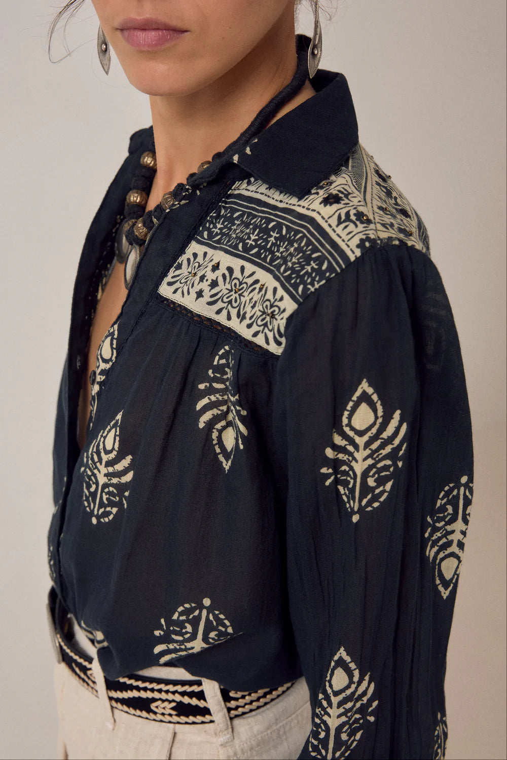 Chemise Rani noire imprimée bohème – Chemise fluide femme élégante – Maison Hôtel