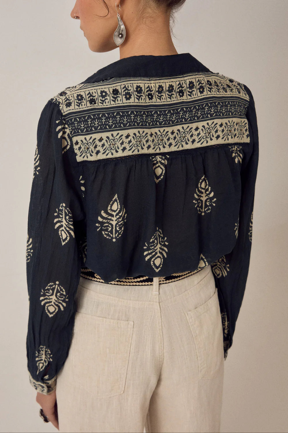 Chemise Rani noire imprimée bohème – Chemise fluide femme élégante – Maison Hôtel