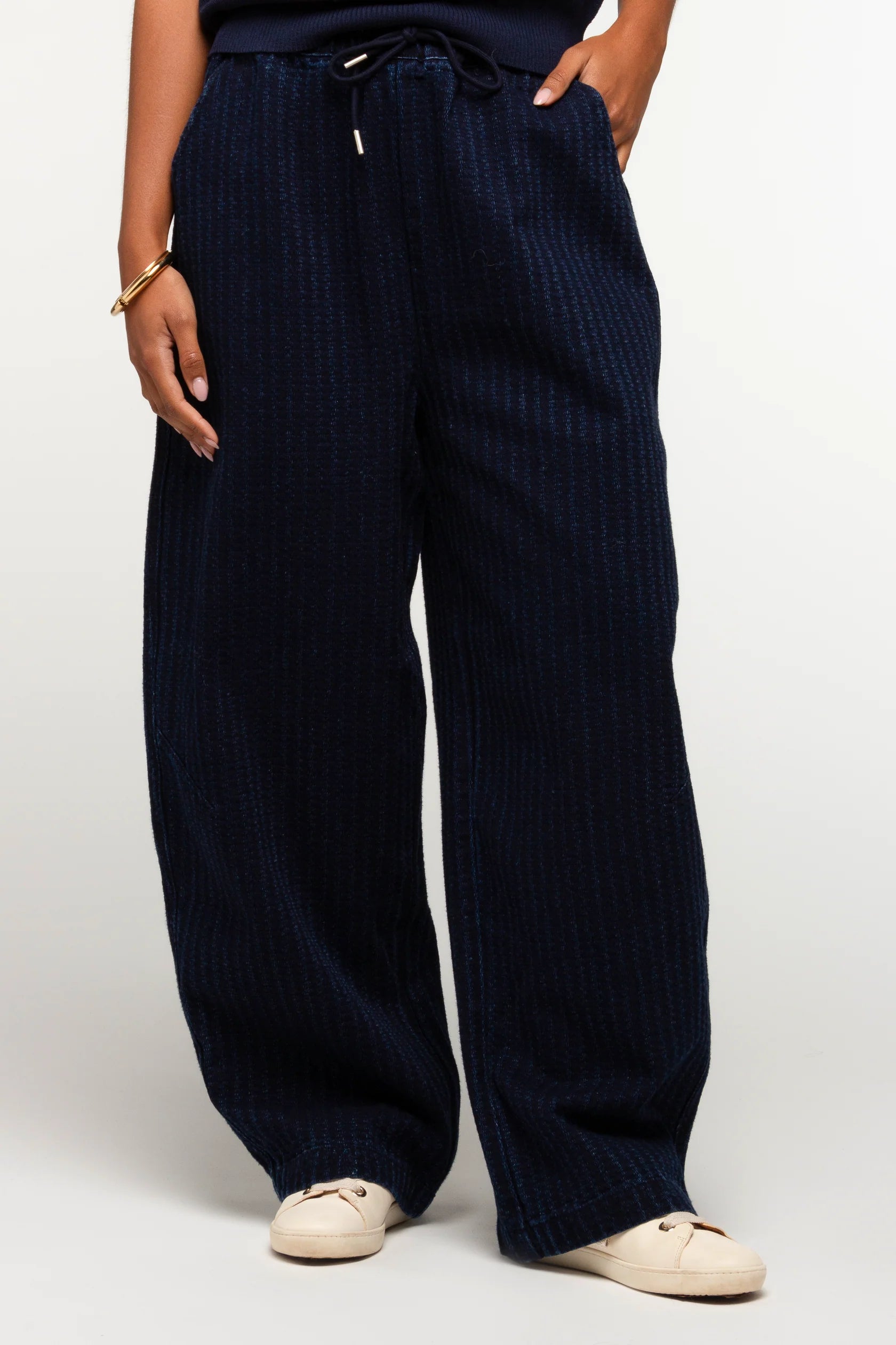 Pantalon Funny femme coupe large bleu marine ou beige taille élastique confortable – Adoré Paris