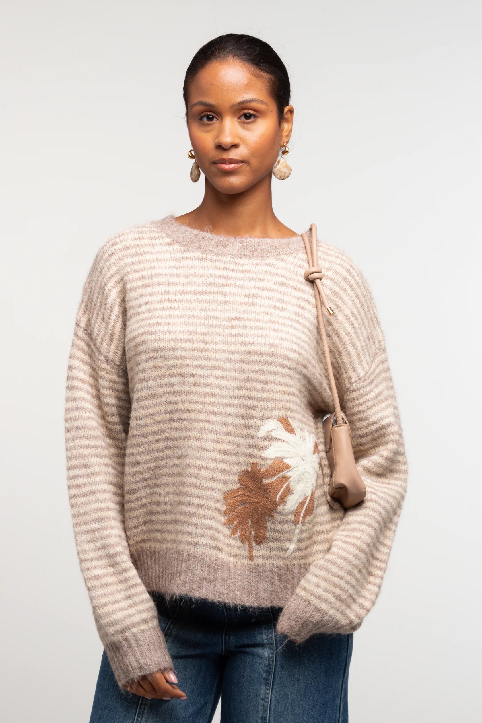 Pull beige rayé motif palmier femme style chic et naturel – Adoré Paris
