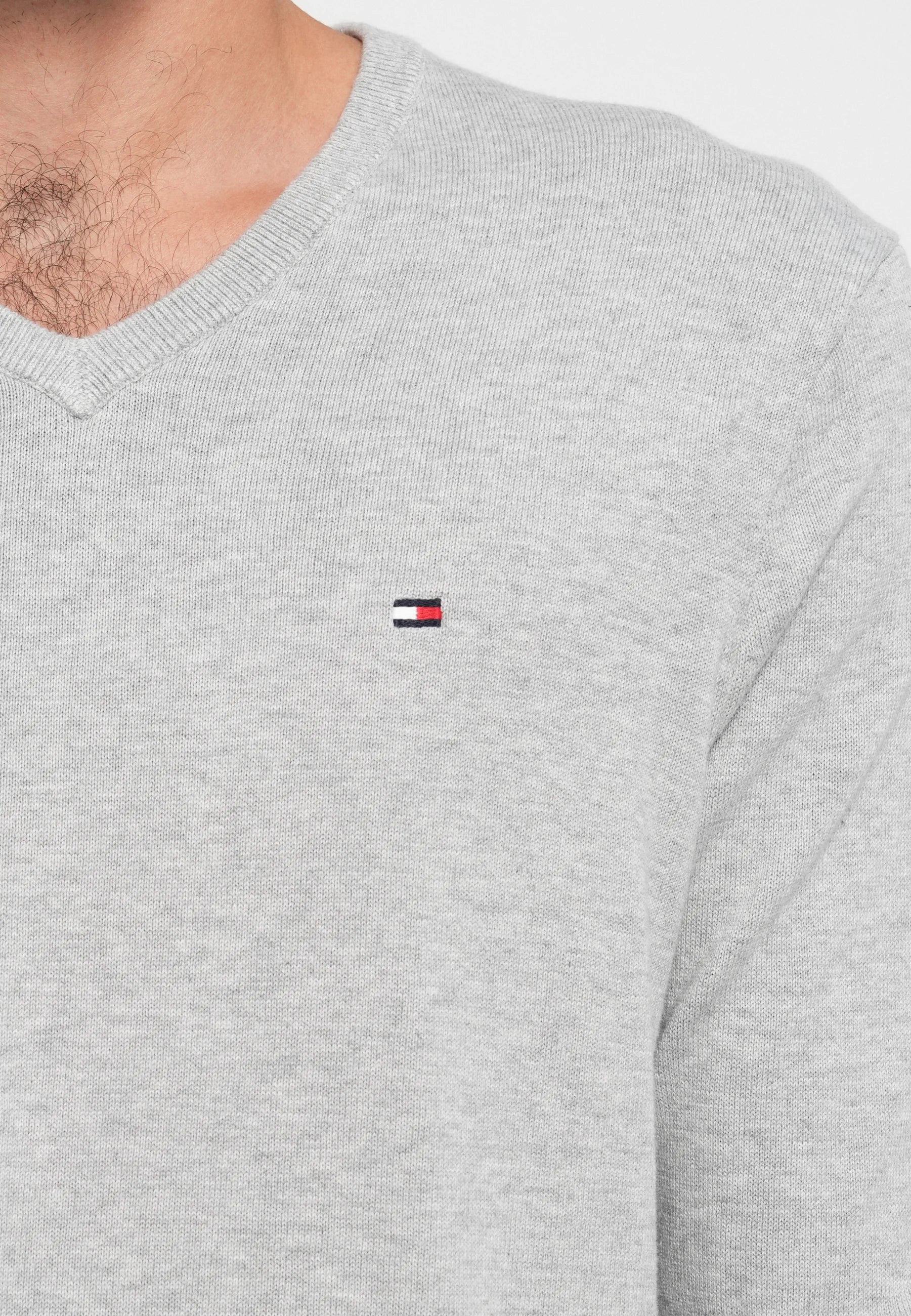 Pull col V Tommy Hilfiger gris clair pour homme – Laine premium, confort.