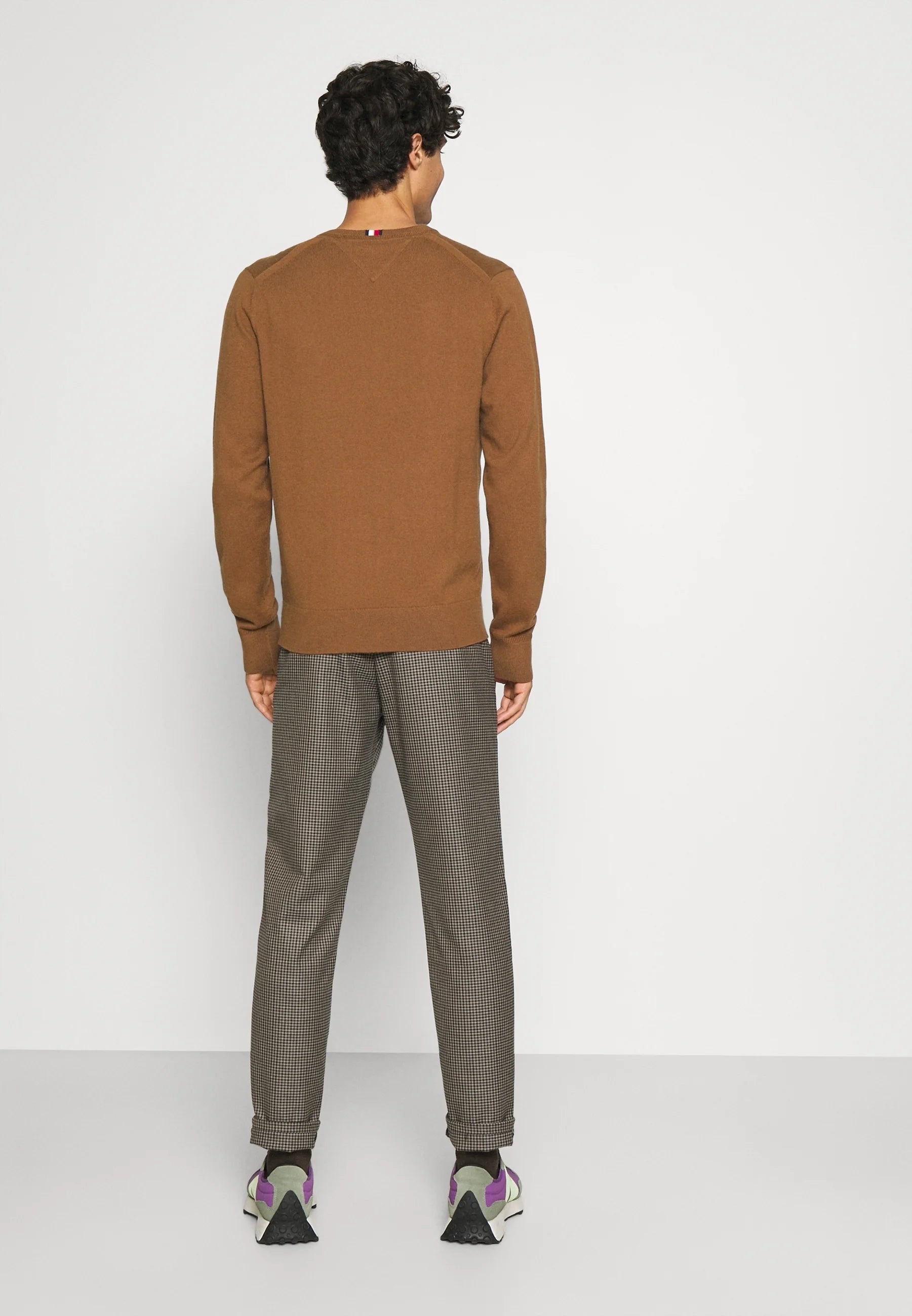 Pull col V marron homme Tommy Hilfiger – Laine douce brun élégant.