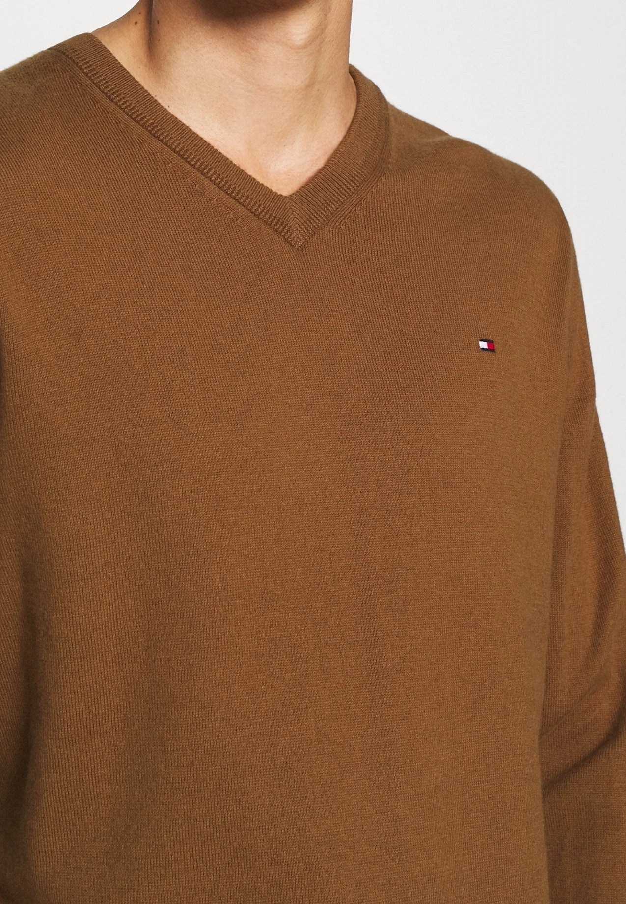 Pull col V marron homme Tommy Hilfiger – Laine douce brun élégant.